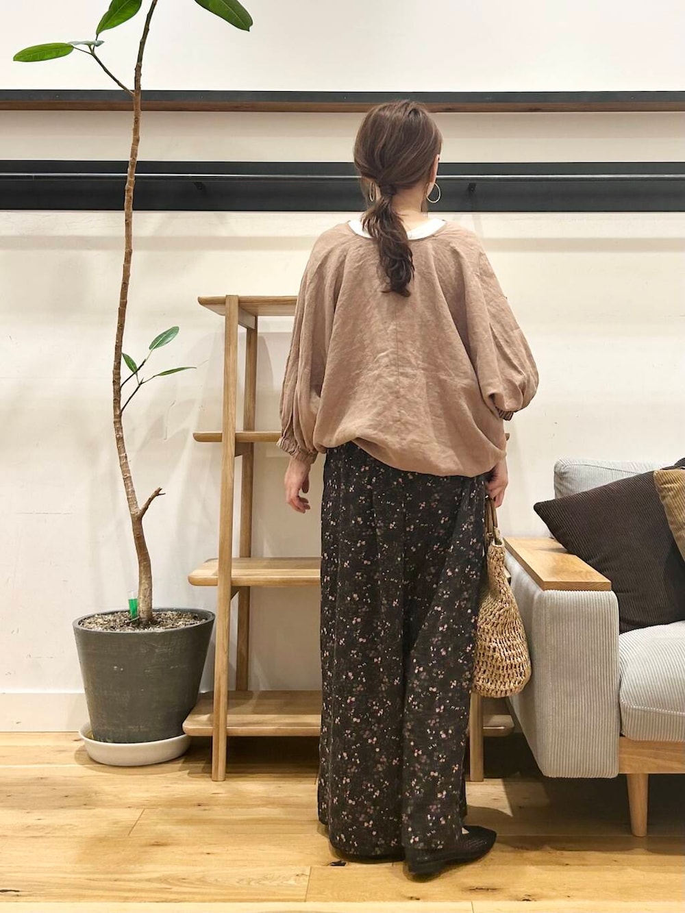 「doors、低身長コーデ、40代、骨格ストレート、イエベ春、ストレート×イエベ春、即戦力ブラウスコーデ、ストレート×イエベ、初夏のお出掛けコーデ」|「RODE SKOのウッドハンドルペーパーバッグ(トートバッグ、ベージュ系)」を使った、+++ゆき+++さん(レディース・151cm)の春コーディネートの3枚目の写真