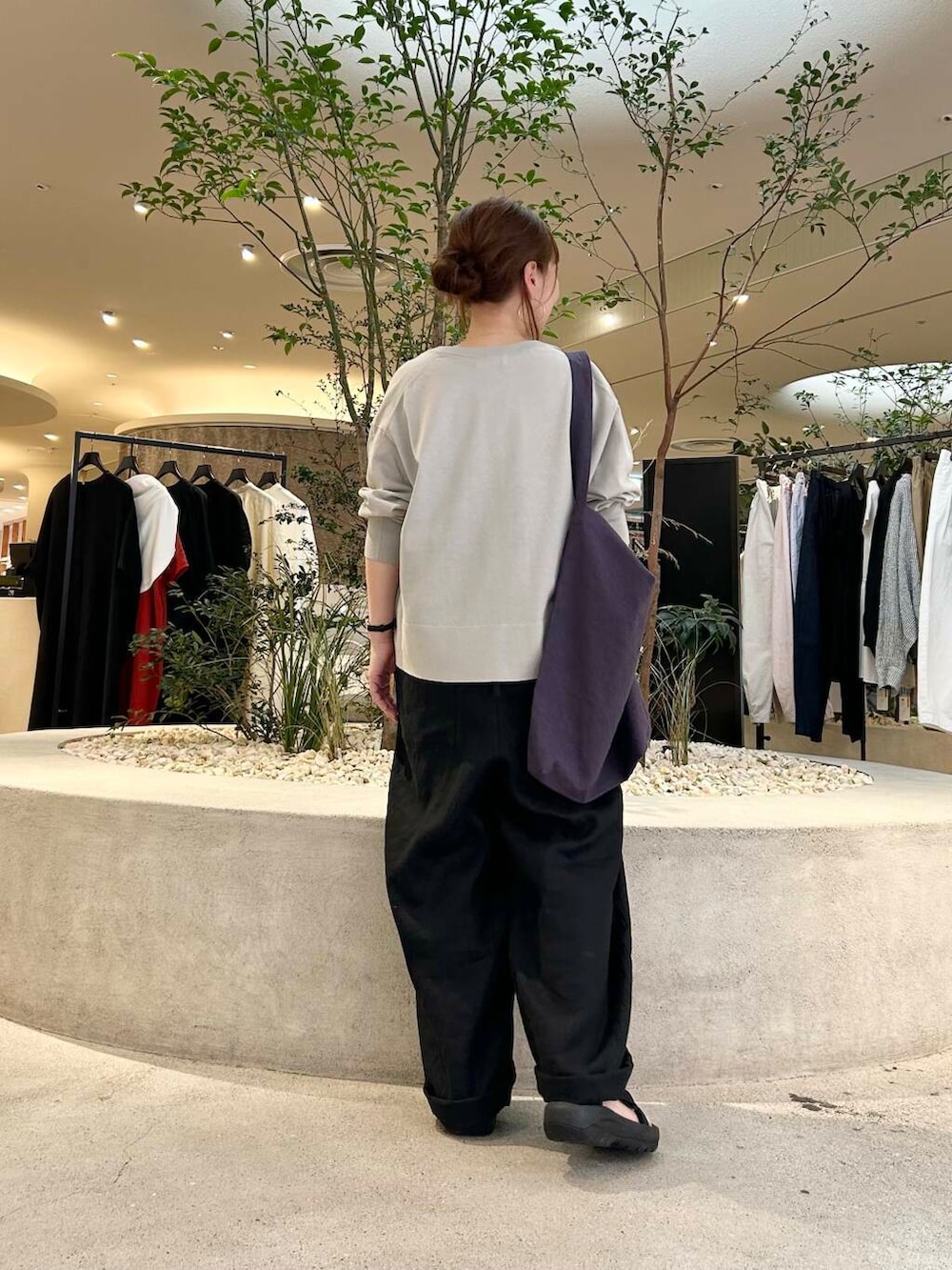 「リネン、doors、低身長コーデ、40代、骨格ストレート、イエベ春、ストレート×イエベ春、ストレート×イエベ」｜「かぐれのリネンサロペット（サロペット/オーバーオール、ブラック系）」を使った、+++ゆき+++さん（レディース・151cm）の春コーディネートの3枚目の写真