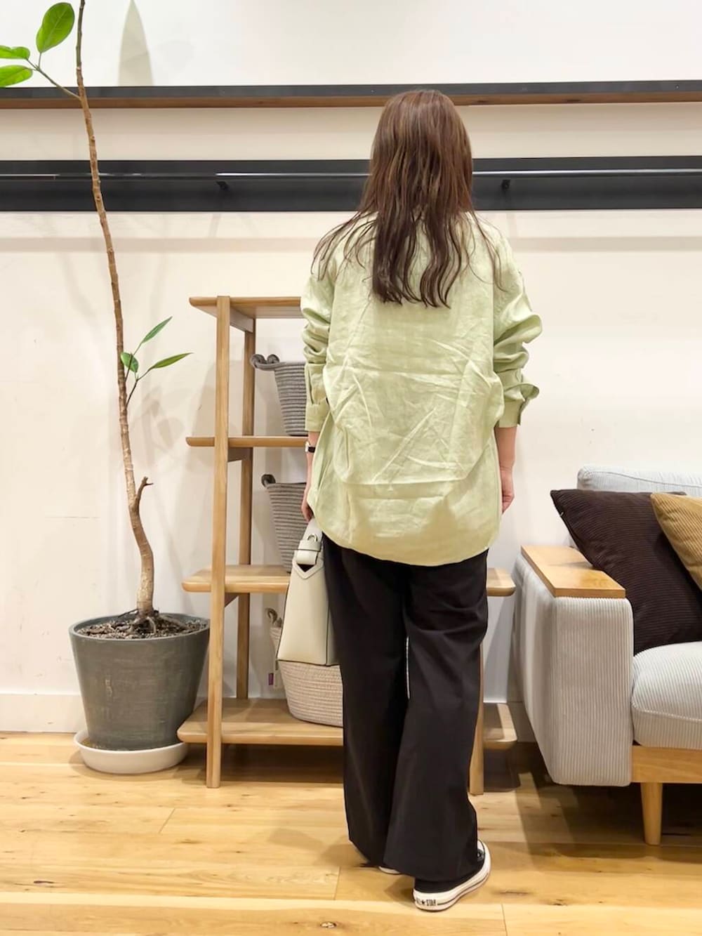 「doors、低身長コーデ、40代、春カラーコーデ、骨格ストレート、イエベ春、ストレート×イエベ春、ストレート×イエベ、新作スニーカーコーデ、ブラウスが主役の春コーデ」｜「URBAN RESEARCH DOORSのリネンバックタックプルオーバー（シャツ/ブラウス、グリーン系）」を使った、+++ゆき+++さん（レディース・151cm）の春コーディネートの3枚目の写真