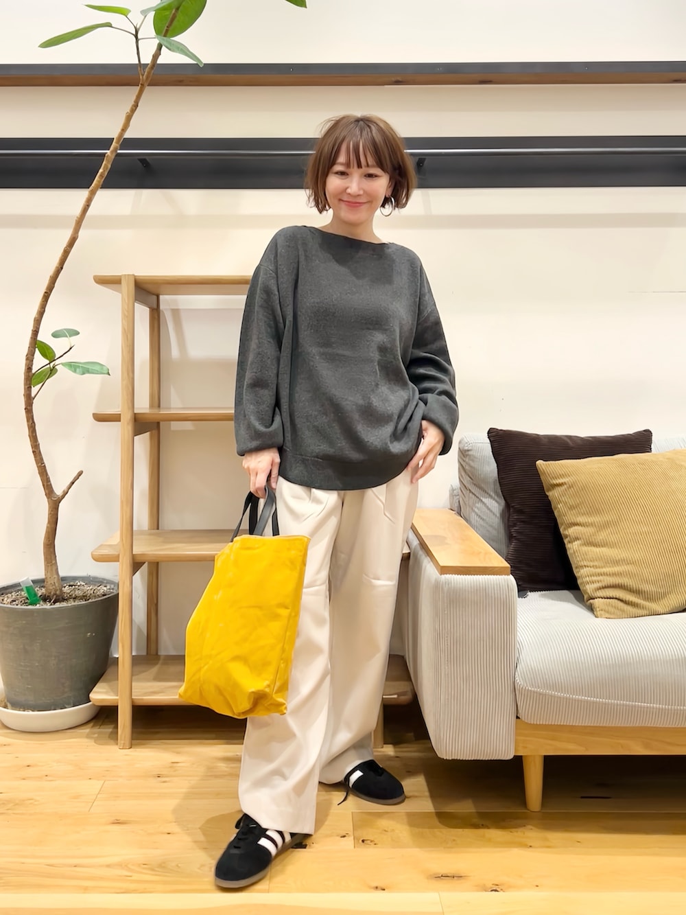 グレー系のニット/セーター、グレー系のその他パンツ、イエロー系のトートバッグを着用したレディースの秋コーディネートの5枚目の写真