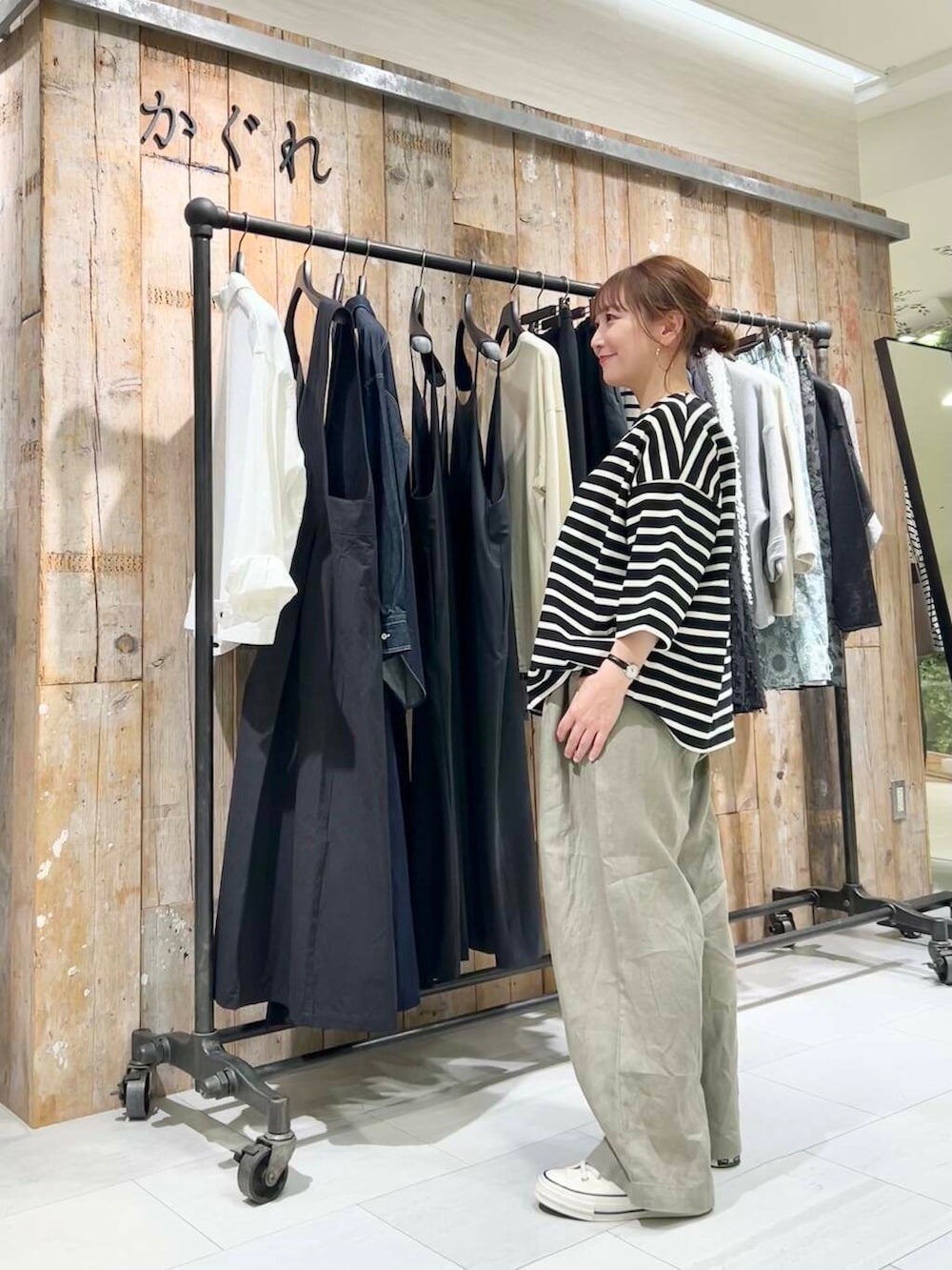 「doors、低身長コーデ、40代、骨格ストレート、イエベ春、ストレート×イエベ春、最旬スニーカーコーデ、ストレート×イエベ」｜「かぐれのリネンイージーパンツ（その他パンツ、ベージュ系）」を使った、+++ゆき+++さん（レディース・151cm）の春コーディネートの5枚目の写真