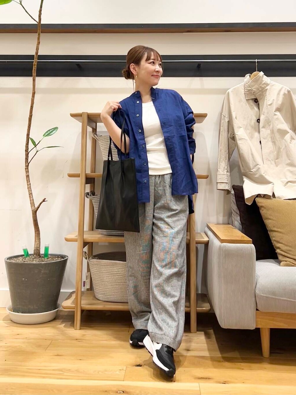 「doors、低身長コーデ、40代、骨格ストレート、イエベ春、ストレート×イエベ春、ストレート×イエベ、シャツが主役の春コーデ」｜「URBAN RESEARCH DOORSのスタンドカラーミドルコート（その他アウター、ベージュ系）」を使った、+++ゆき+++さん（レディース・151cm）の春コーディネートの3枚目の写真