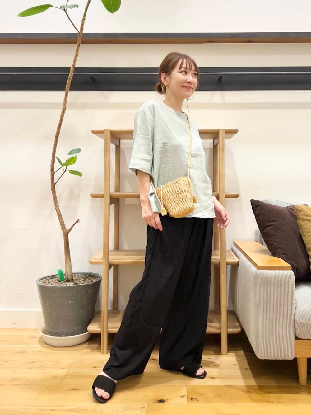 「40代、骨格ストレート、イエベ春、ストレート×イエベ春、ストレート×イエベ、リネン着こなし術、夏の涼しげパンツコーデ、洒落見えイージーパンツ×サンダル」|「URBAN RESEARCH DOORSのミニカゴショルダーバッグ(ショルダーバッグ、ベージュ系)」を使った、+++ゆき+++さん(レディース・151cm)の夏コーディネートの4枚目の写真