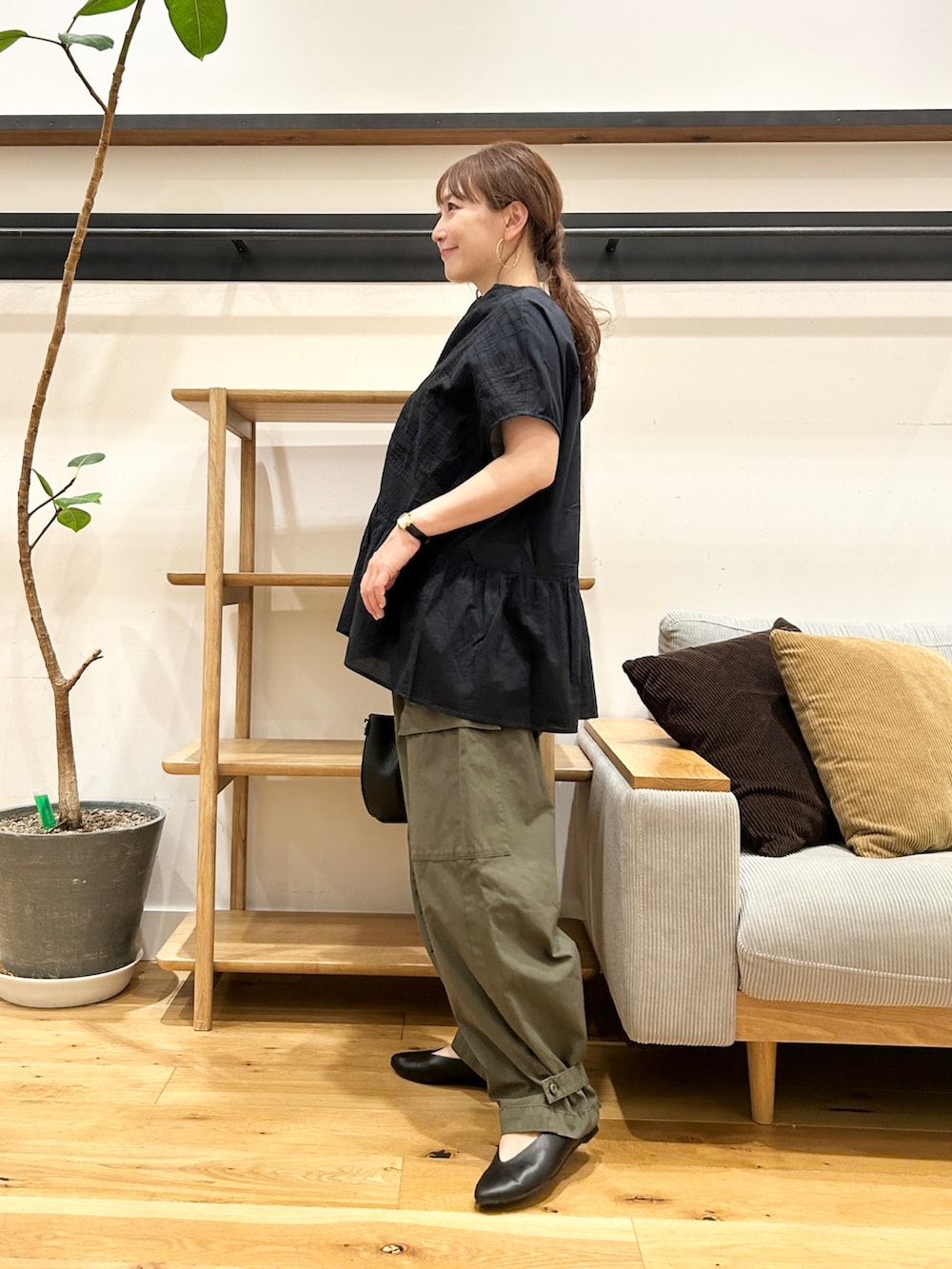 ブルー系のシャツ/ブラウス、グリーン系のその他パンツ、ブラック系のショルダーバッグを着用したレディースの夏コーディネートの2枚目の写真