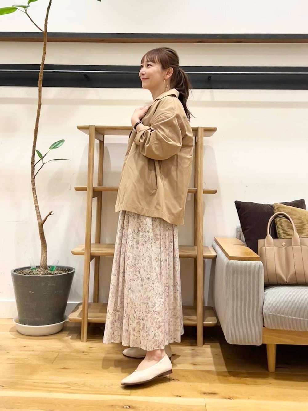 「doors、低身長コーデ、40代、骨格ストレート、イエベ春、ストレート×イエベ春、ストレート×イエベ、春のジャケットスタイル」｜「URBAN RESEARCH DOORSのショートダブルコート（その他アウター、ベージュ系）」を使った、+++ゆき+++さん（レディース・151cm）の春コーディネートの7枚目の写真