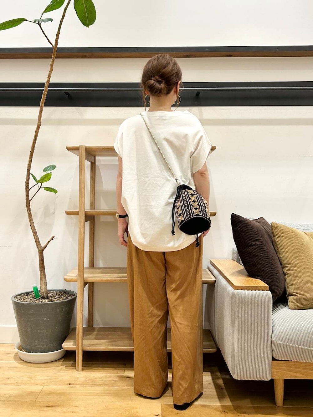 「doors、低身長コーデ、40代、骨格ストレート、イエベ春、ストレート×イエベ春、ストレート×イエベ、一枚で決まるtシャツ」｜「URBAN RESEARCH DOORSのコットンバックタックフレンチプルオーバー（Tシャツ/カットソー、ホワイト系）」を使った、+++ゆき+++さん（レディース・151cm）の夏コーディネートの4枚目の写真