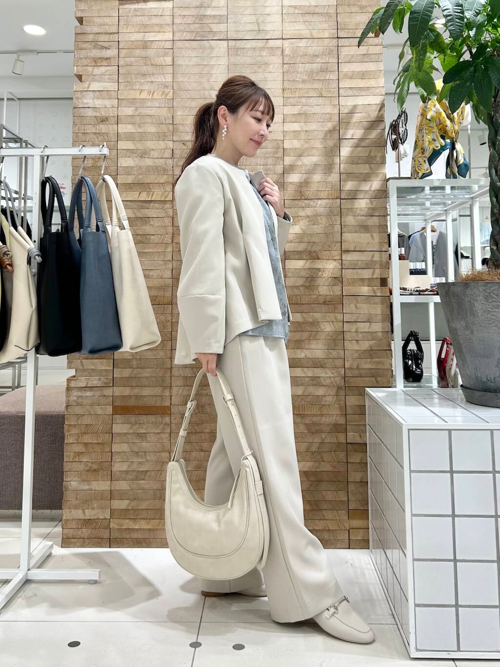 「セレモニースタイル、doors、低身長コーデ、40代、骨格ストレート、イエベ春、ストレート×イエベ春、ストレート×イエベ、ブラウスが主役の春コーデ」|「SENSE OF PLACE by URBAN RESEARCHのハーフムーンバッグ(ショルダーバッグ、ベージュ系)」を使った、+++ゆき+++さん(レディース・151cm)の春コーディネートの2枚目の写真
