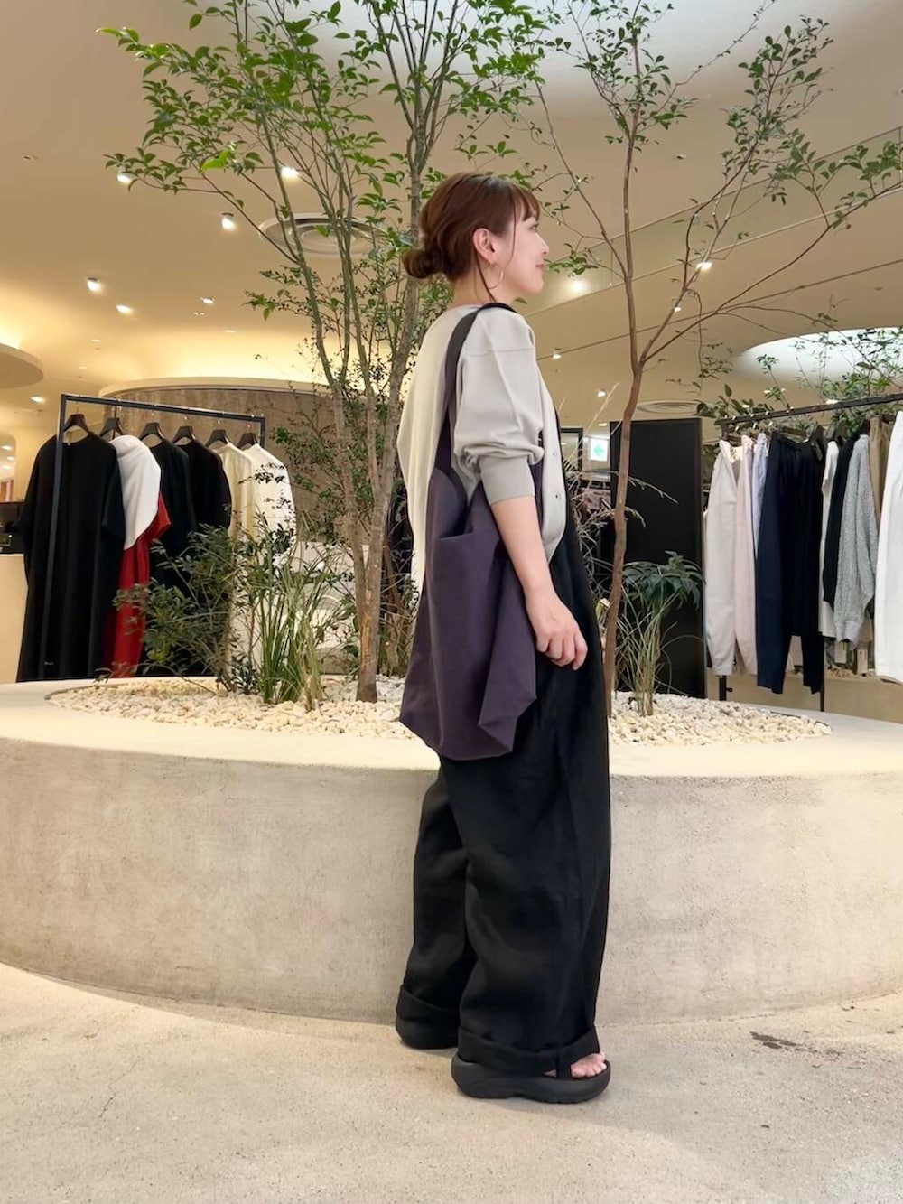 「リネン、doors、低身長コーデ、40代、骨格ストレート、イエベ春、ストレート×イエベ春、ストレート×イエベ」｜「かぐれのリネンサロペット（サロペット/オーバーオール、ブラック系）」を使った、+++ゆき+++さん（レディース・151cm）の春コーディネートの5枚目の写真