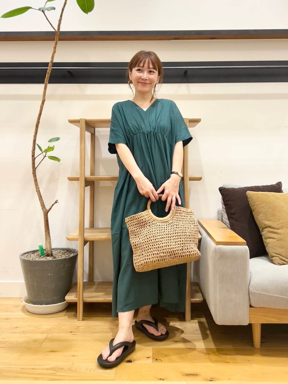 「doors、低身長コーデ、40代、骨格ストレート、イエベ春、ストレート×イエベ春、ストレート×イエベ、リネン着こなし術」｜「RODE SKOのウッドハンドルペーパーバッグ（トートバッグ、ベージュ系）」を使った、+++ゆき+++さん（レディース・151cm）の夏コーディネートの3枚目の写真