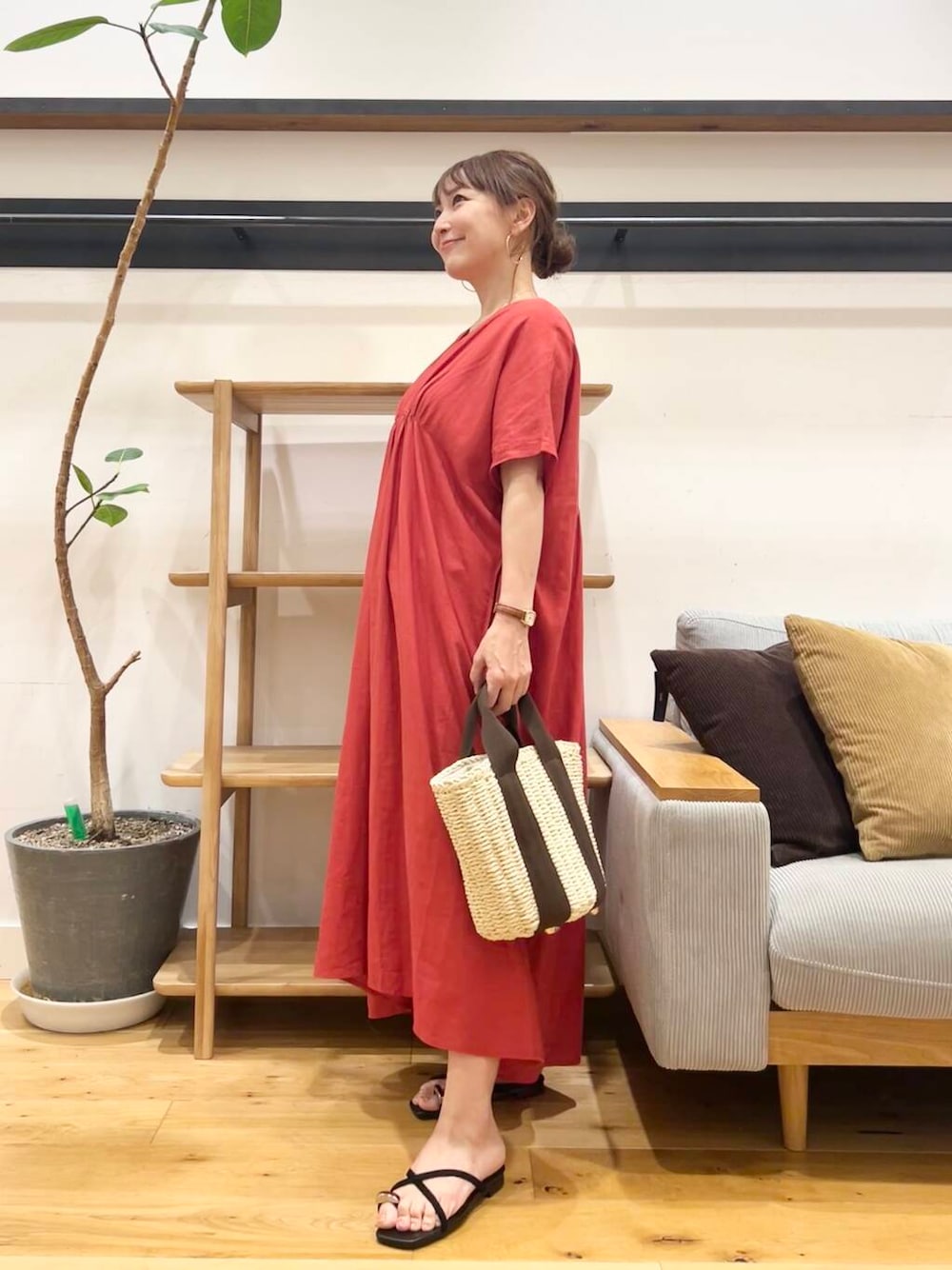 「doors、低身長コーデ、40代、骨格ストレート、イエベ春、ストレート×イエベ春、ストレート×イエベ、リネン着こなし術、私が選ぶセールアイテム25ss」｜「RODE SKOのナチュラルカゴバッグ（ハンドバッグ、ホワイト系）」を使った、+++ゆき+++さん（レディース・151cm）の夏コーディネートの2枚目の写真
