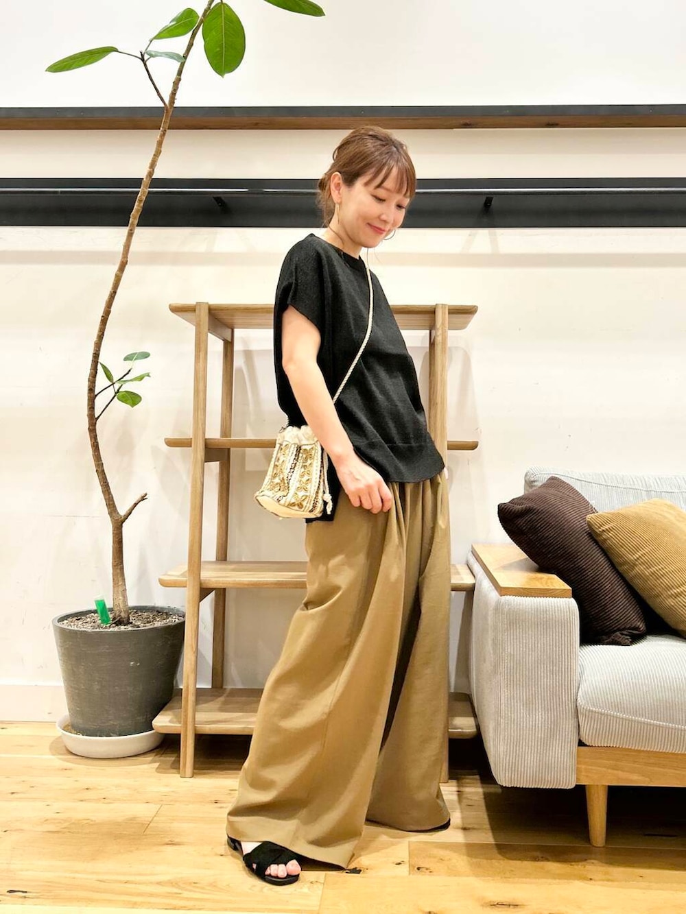 「doors、低身長コーデ、40代、骨格ストレート、イエベ春、ストレート×イエベ春、ストレート×イエベ、洒落見えイージーパンツ×サンダル、私が選ぶセールアイテム25ss」|「URBAN RESEARCH DOORSの『一部WEB限定カラー』セパレートフラットサンダル(サンダル、ブラック系)」を使った、+++ゆき+++さん(レディース・151cm)の夏コーディネートの4枚目の写真