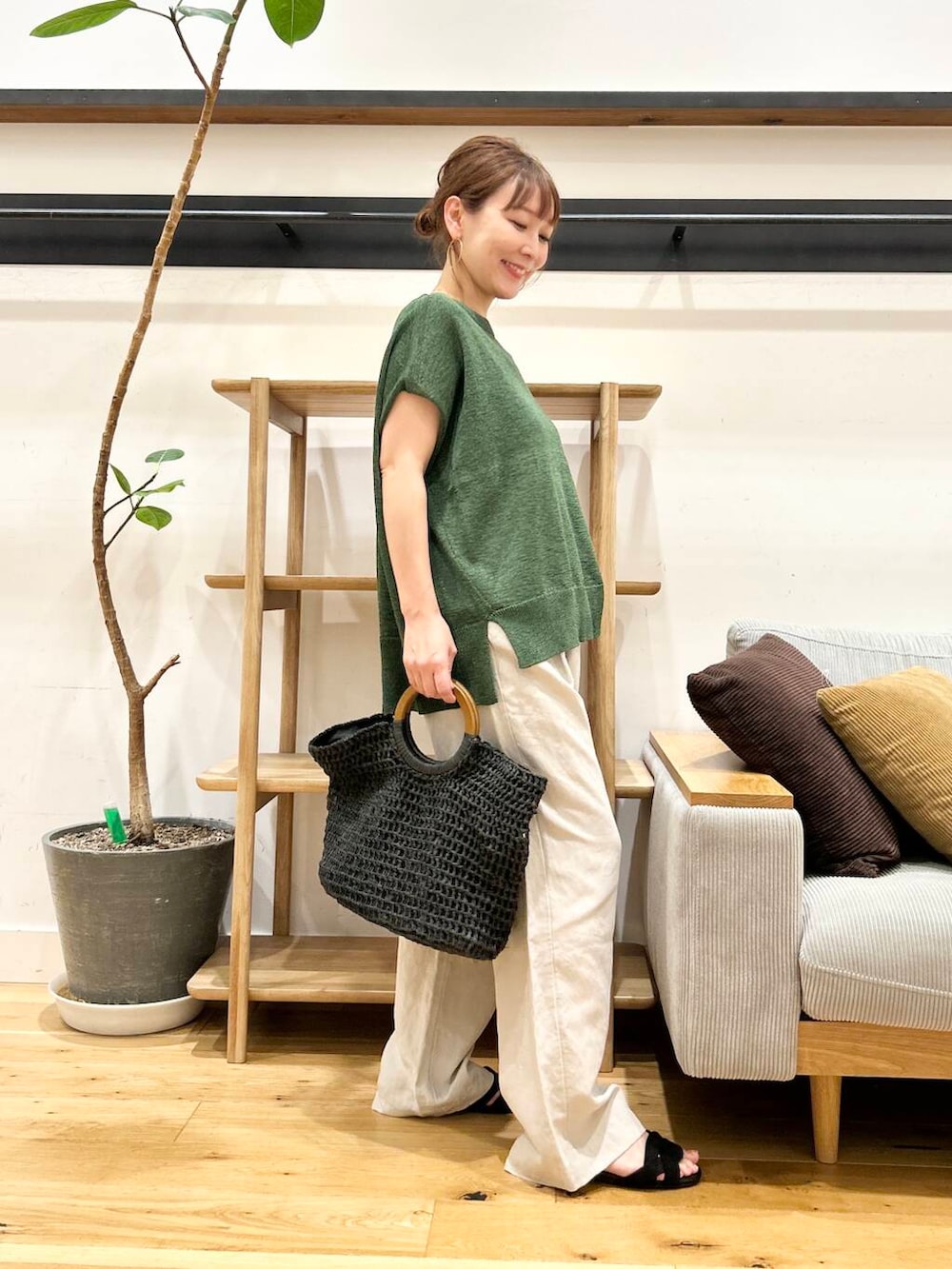 「doors、低身長コーデ、40代、骨格ストレート、イエベ春、ストレート×イエベ春、ストレート×イエベ、リネン着こなし術、私が選ぶセールアイテム25ss」|「RODE SKOのウッドハンドルペーパーバッグ(トートバッグ、ブラック系)」を使った、+++ゆき+++さん(レディース・151cm)の夏コーディネートの5枚目の写真