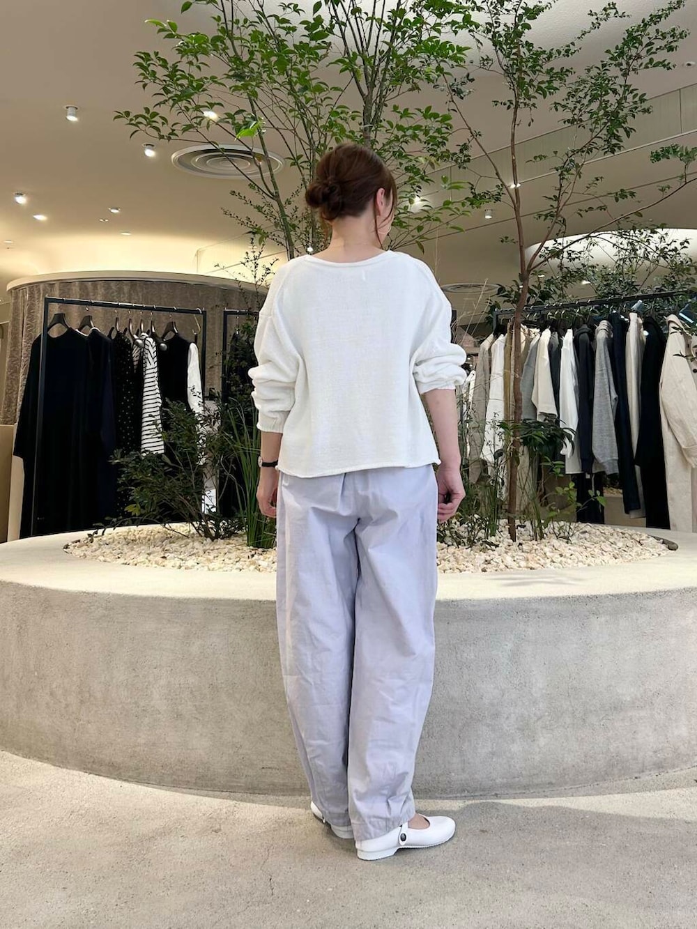 ホワイト系のタンクトップ、ホワイト系のニット/セーター、パープル系のその他パンツを着用したレディースの春コーディネートの3枚目の写真