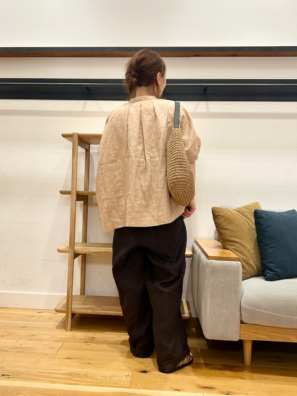 グレー系のサロペット/オーバーオール、ピンク系のシャツ/ブラウス、ホワイト系のタンクトップを着用したレディースの春コーディネートの4枚目の写真