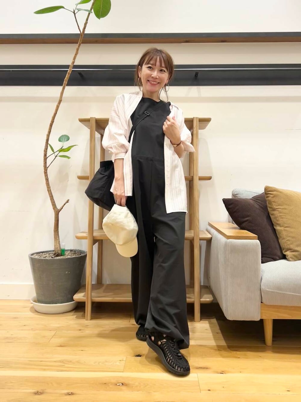 「doors、低身長コーデ、サンダルコーデ、40代、骨格ストレート、イエベ春、ストレート×イエベ春、ストレート×イエベ、トレンドシャツ」｜「EKALのTINY GARDEN PRODUCTS　ストロール2WAYバッグ（ショルダーバッグ、ブラック系）」を使った、+++ゆき+++さん（レディース・151cm）の春コーディネートの2枚目の写真