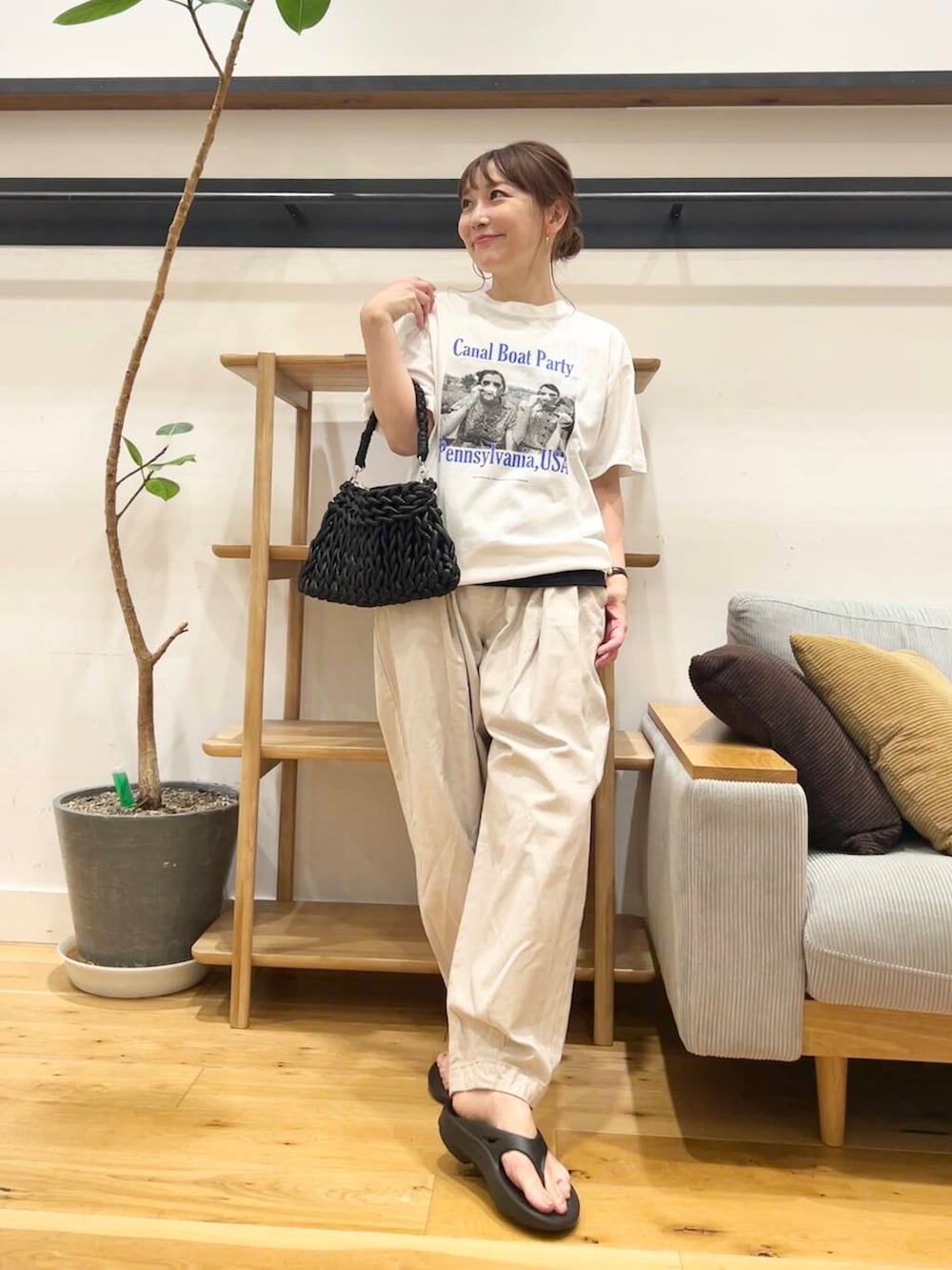 「doors、低身長コーデ、40代、骨格ストレート、イエベ春、ストレート×イエベ春、ストレート×イエベ、夏フェスコーデ、私が選ぶセールアイテム25ss」｜「OOFOSのOOFOS　Ooriginal（サンダル、ブラック系）」を使った、+++ゆき+++さん（レディース・151cm）の夏コーディネートの3枚目の写真
