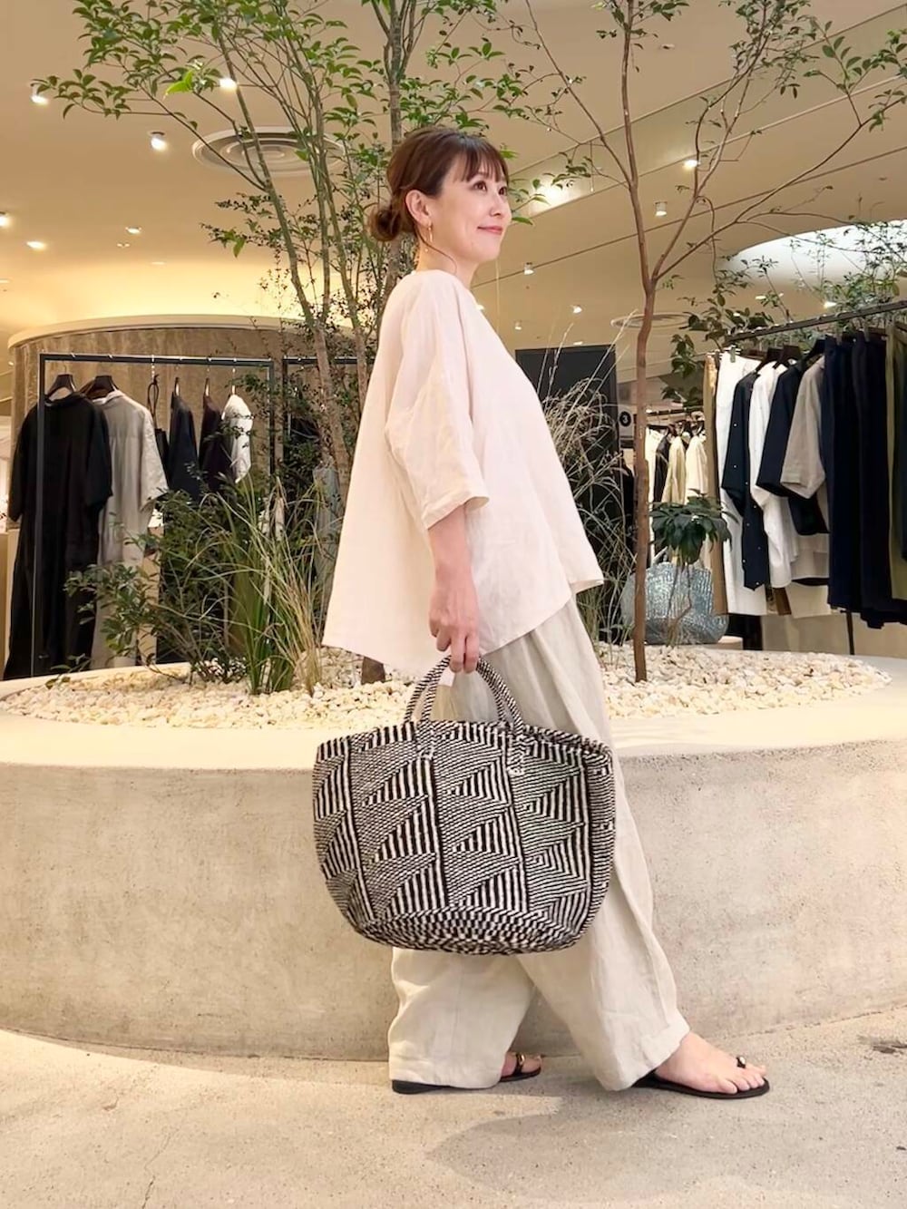 「doors、低身長コーデ、サンダルコーデ、40代、骨格ストレート、イエベ春、ストレート×イエベ春、ストレート×イエベ」｜「かぐれのリネンボリュームパンツ（その他パンツ、ベージュ系）」を使った、+++ゆき+++さん（レディース・151cm）の夏コーディネートの3枚目の写真