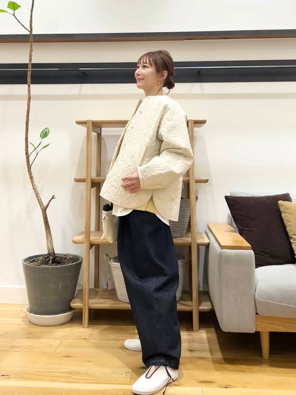 「doors、低身長コーデ、40代、春カラーコーデ、骨格ストレート、イエベ春、ストレート×イエベ春、ストレート×イエベ」｜「URBAN RESEARCH DOORSのUSAコットンラウンドヘムカットソー（Tシャツ/カットソー、ホワイト系）」を使った、+++ゆき+++さん（レディース・151cm）の春コーディネートの6枚目の写真