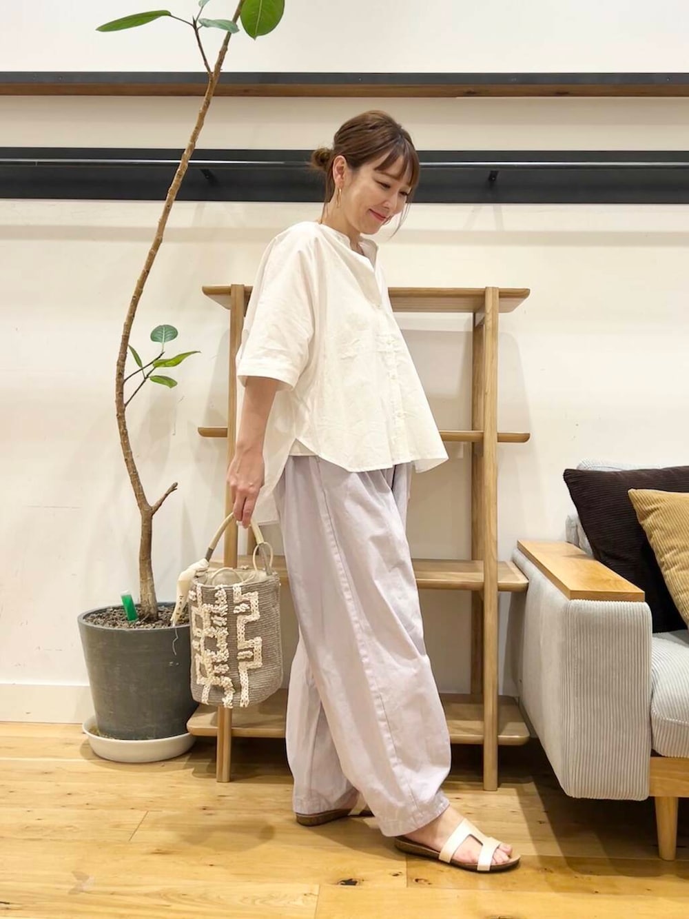 「doors、低身長コーデ、40代、骨格ストレート、イエベ春、ストレート×イエベ春、ストレート×イエベ、着回し力抜群シャツ」｜「beejの『別注』Beej×DOORS　チューブショルダーバッグ（ショルダーバッグ、グレー系）」を使った、+++ゆき+++さん（レディース・151cm）の夏コーディネートの4枚目の写真