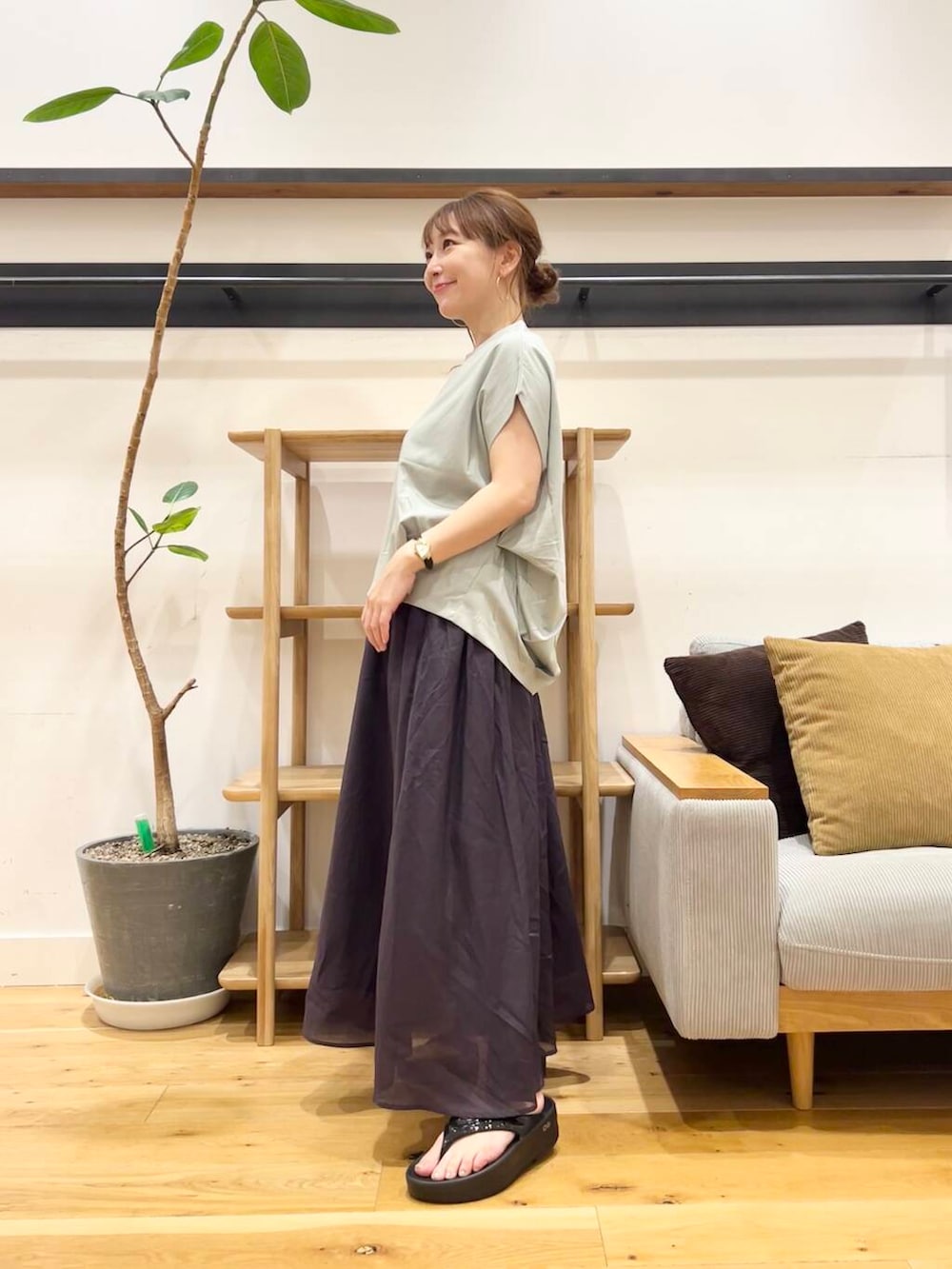 「doors、低身長コーデ、40代、骨格ストレート、イエベ春、ストレート×イエベ春、ストレート×イエベ、一枚で決まるtシャツ」｜「URBAN RESEARCH DOORSの巾着カゴバッグ（ハンドバッグ、ブラック系）」を使った、+++ゆき+++さん（レディース・151cm）の夏コーディネートの2枚目の写真