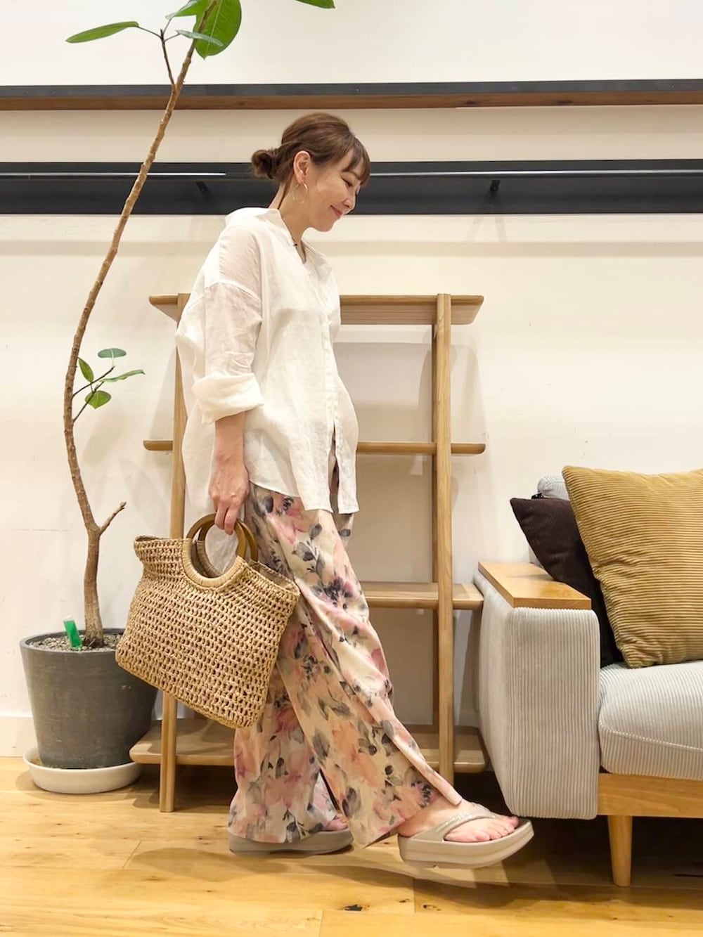「シャツスタイル、doors、低身長コーデ、40代、骨格ストレート、イエベ春、ストレート×イエベ春、ストレート×イエベ、私が選ぶセールアイテム25ss」｜「RODE SKOのウッドハンドルペーパーバッグ（トートバッグ、ベージュ系）」を使った、+++ゆき+++さん（レディース・151cm）の夏コーディネートの4枚目の写真