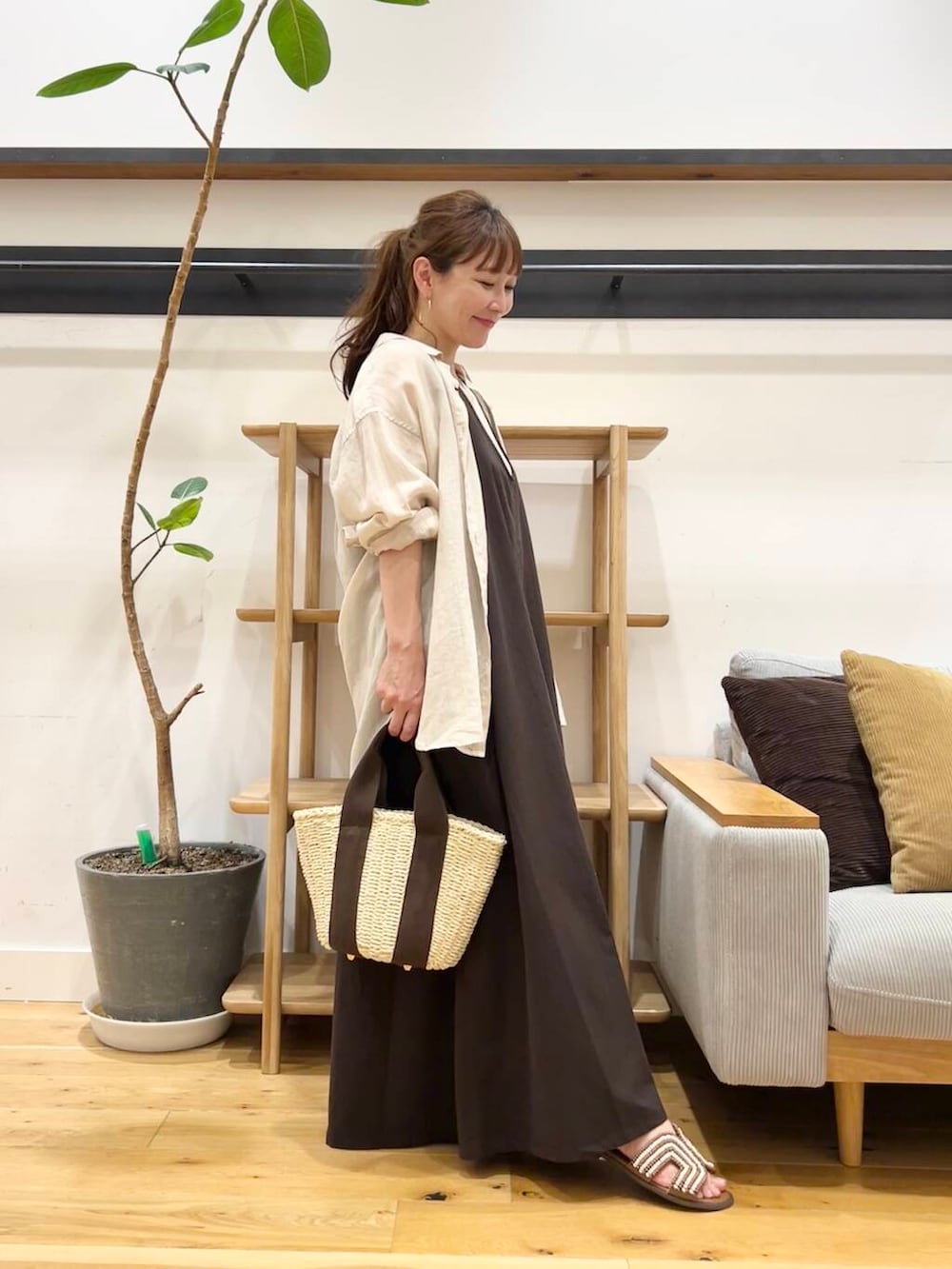 「doors、低身長コーデ、40代、骨格ストレート、イエベ春、ストレート×イエベ春、ストレート×イエベ、万能ブラウスコーデ、トレンドシアーアイテム」|「RODE SKOのナチュラルカゴバッグ(かごバッグ、ベージュ系)」を使った、+++ゆき+++さん(レディース・151cm)の夏コーディネートの4枚目の写真