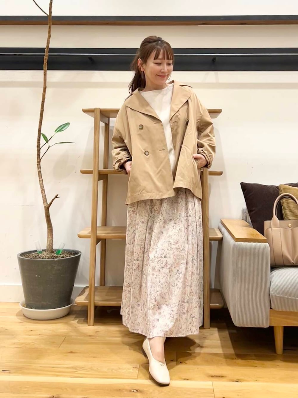 「doors、低身長コーデ、40代、骨格ストレート、イエベ春、ストレート×イエベ春、ストレート×イエベ、春のジャケットスタイル」｜「URBAN RESEARCH DOORSのショートダブルコート（その他アウター、ベージュ系）」を使った、+++ゆき+++さん（レディース・151cm）の春コーディネートの6枚目の写真