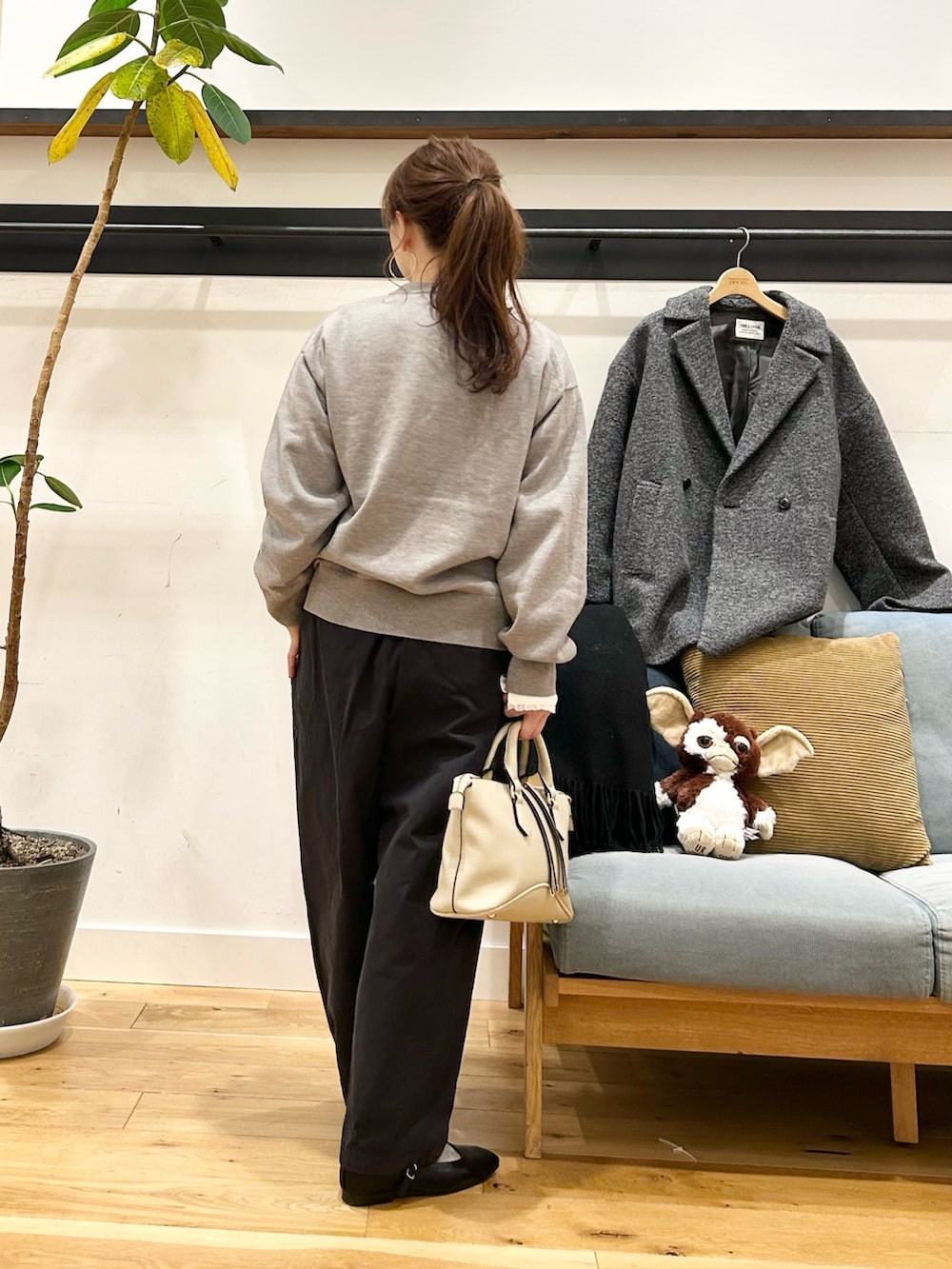 ブルー系のニット/セーター、ホワイト系のシャツ/ブラウス、グレー系のその他アウターを着用したレディースの冬コーディネートの6枚目の写真