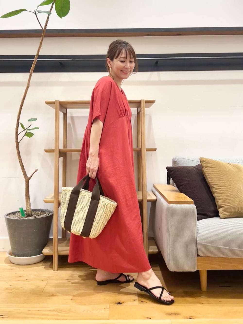 「doors、低身長コーデ、40代、骨格ストレート、イエベ春、ストレート×イエベ春、ストレート×イエベ、リネン着こなし術、私が選ぶセールアイテム25ss」｜「RODE SKOのナチュラルカゴバッグ（ハンドバッグ、ホワイト系）」を使った、+++ゆき+++さん（レディース・151cm）の夏コーディネートの4枚目の写真