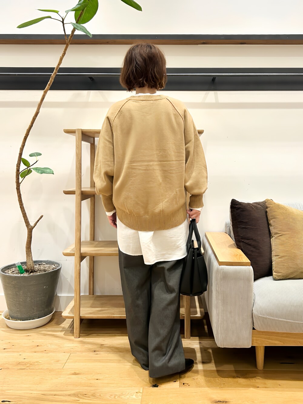 ベージュ系のニット/セーター、ホワイト系のシャツ/ブラウス、グレー系のその他パンツを着用したレディースの秋コーディネートの3枚目の写真