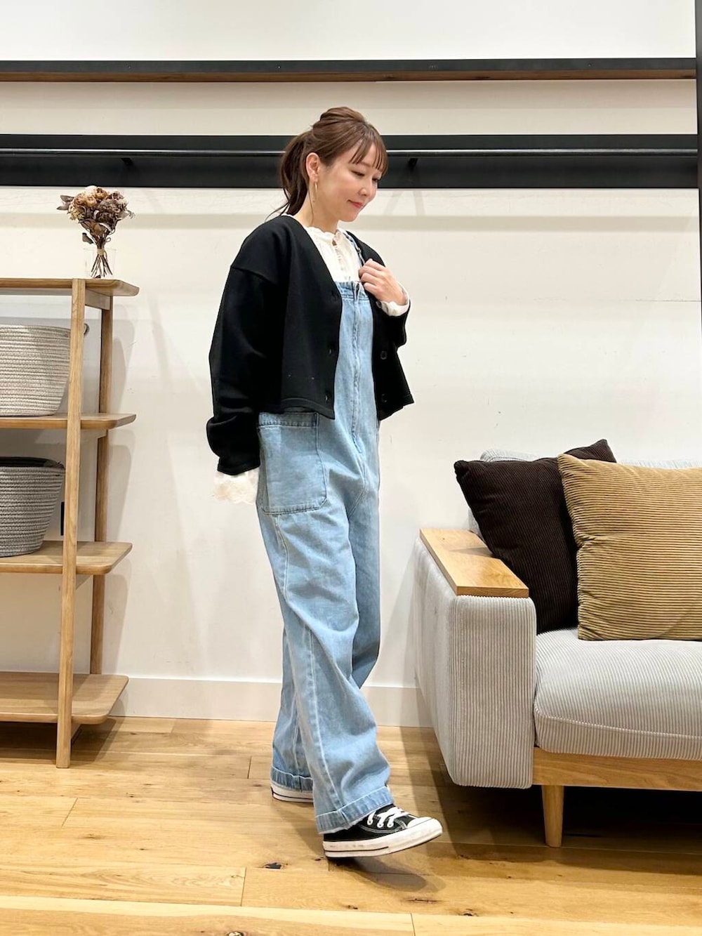 「doors、低身長コーデ、40代、骨格ストレート、イエベ春、ストレート×イエベ春、私の推しデニムスタイル、春色ニットコーデ、スタッフが狙う春の新作」|「URBAN RESEARCH DOORSのウォッシャブルニットVネックカーディガン(カーディガン/ボレロ、ブラック系)」を使った、+++ゆき+++さん(レディース・151cm)の冬コーディネートの3枚目の写真