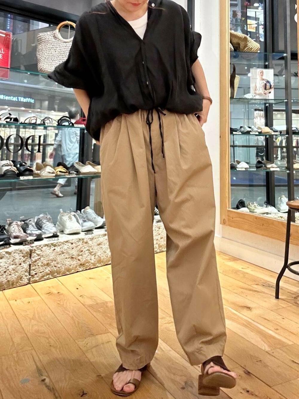 「シャツスタイル、doors、低身長コーデ、40代、骨格ストレート、イエベ春、ストレート×イエベ春、ストレート×イエベ、リネン着こなし術、私が選ぶセールアイテム25ss」|「かぐれのコットンクロップドパンツ(その他パンツ、ベージュ系)」を使った、+++ゆき+++さん(レディース・151cm)の夏コーディネートの2枚目の写真