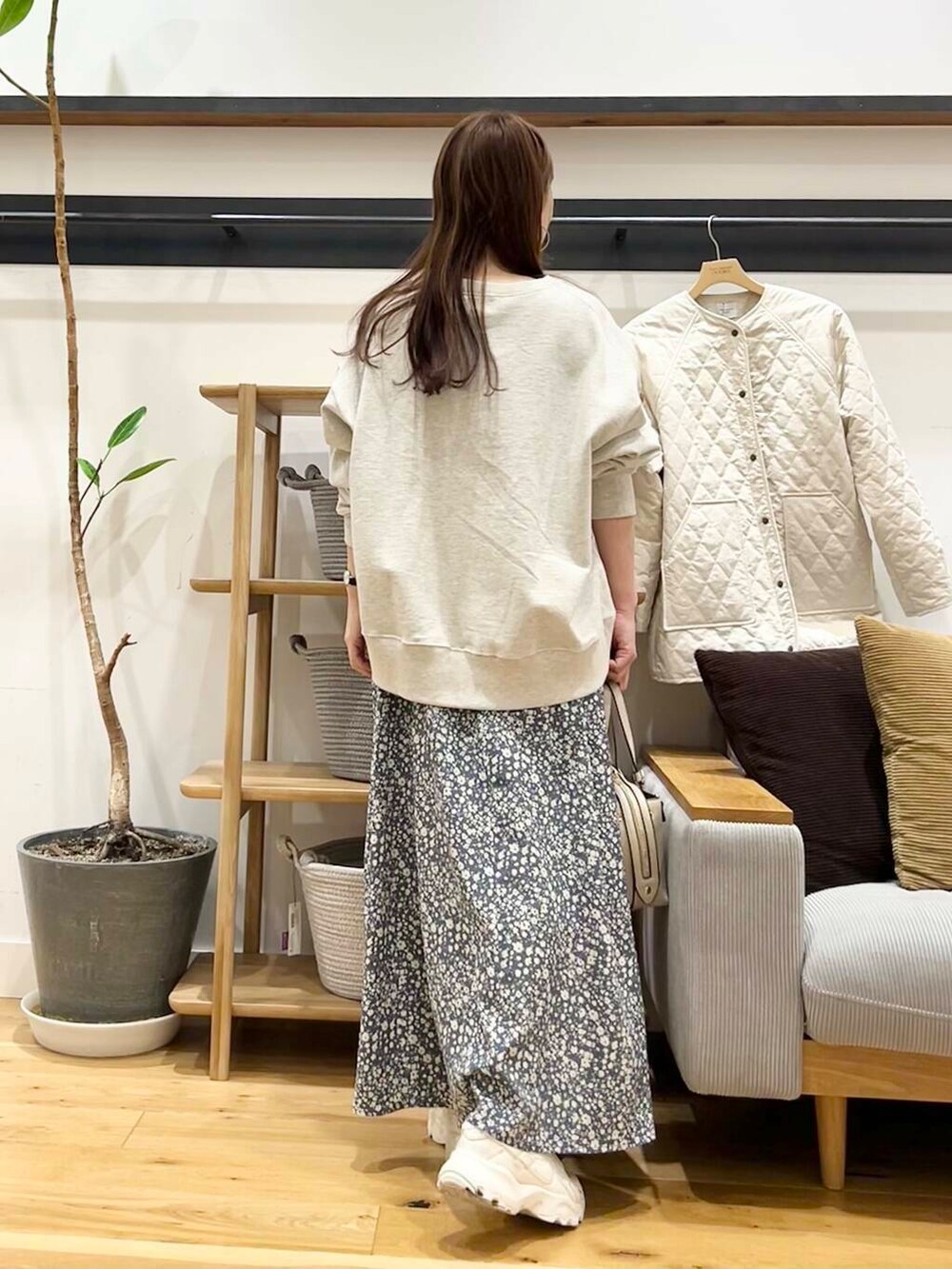 「doors、低身長コーデ、40代、骨格ストレート、イエベ春、ストレート×イエベ春、ストレート×イエベ、最旬スウェットコーデ」|「NIKEのNIKE TC7900(スニーカー、ホワイト系)」を使った、+++ゆき+++さん(レディース・151cm)の春コーディネートの3枚目の写真