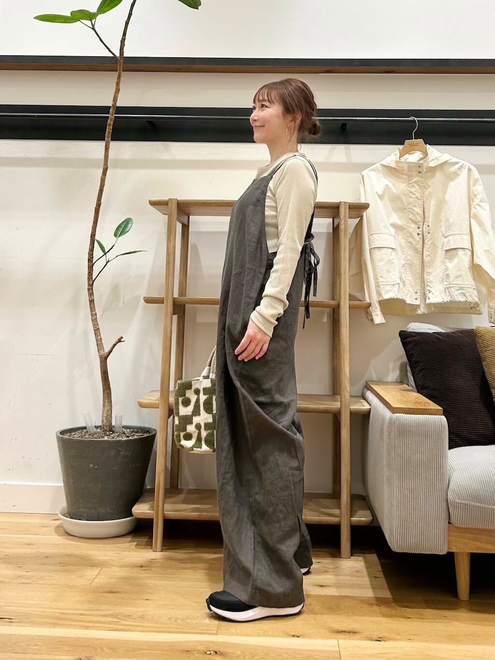 「doors、低身長コーデ、40代、骨格ストレート、イエベ春、ストレート×イエベ春、最旬スニーカーコーデ、ストレート×イエベ」｜「URBAN RESEARCH DOORSのショート丈マウンテンパーカー（マウンテンパーカー、ホワイト系）」を使った、+++ゆき+++さん（レディース・151cm）の春コーディネートの2枚目の写真