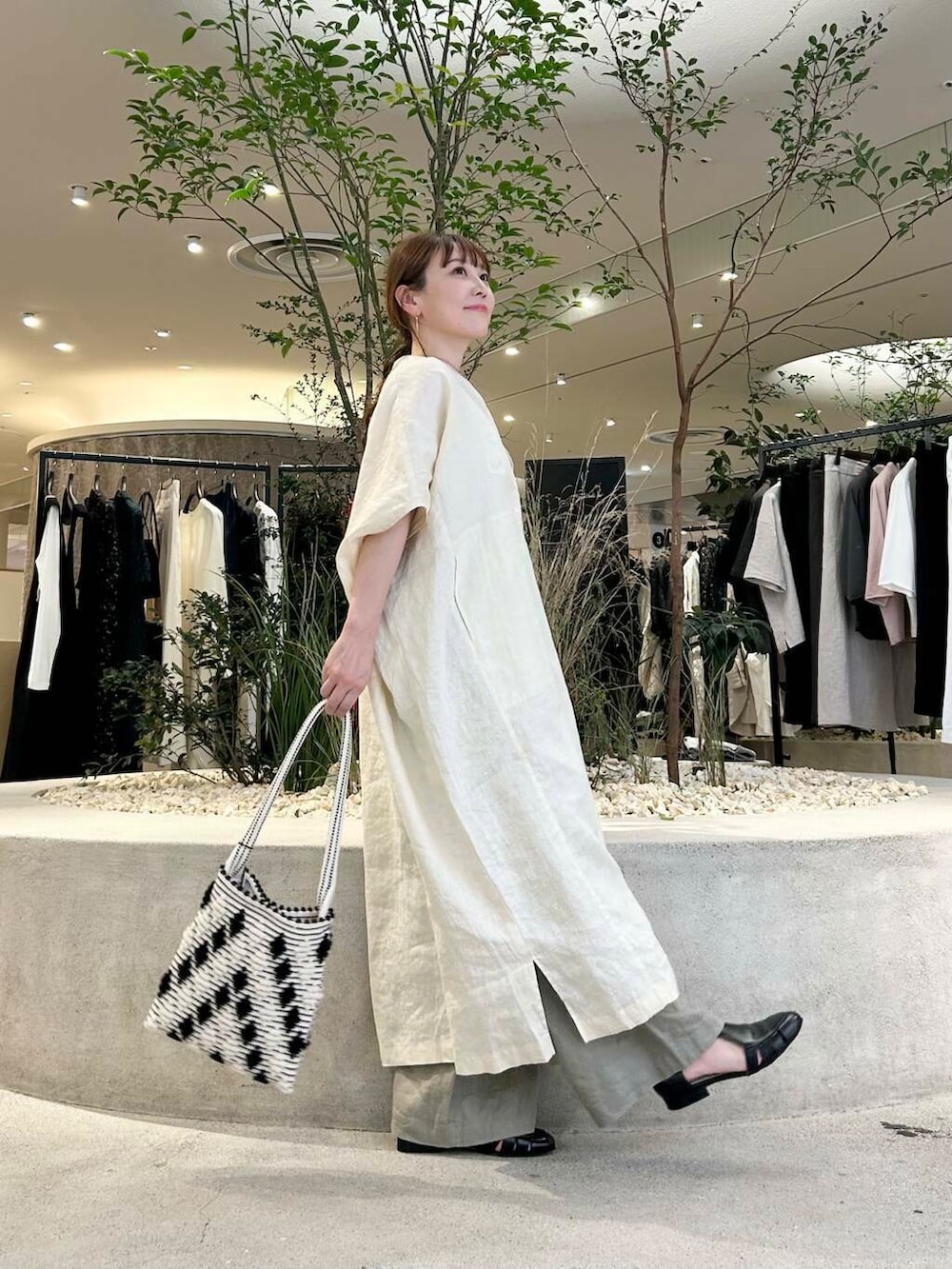 「doors、低身長コーデ、サンダルコーデ、40代、骨格ストレート、イエベ春、ストレート×イエベ春、ストレート×イエベ」｜「かぐれのリネンイージーパンツ（その他パンツ、ベージュ系）」を使った、+++ゆき+++さん（レディース・151cm）の春コーディネートの2枚目の写真