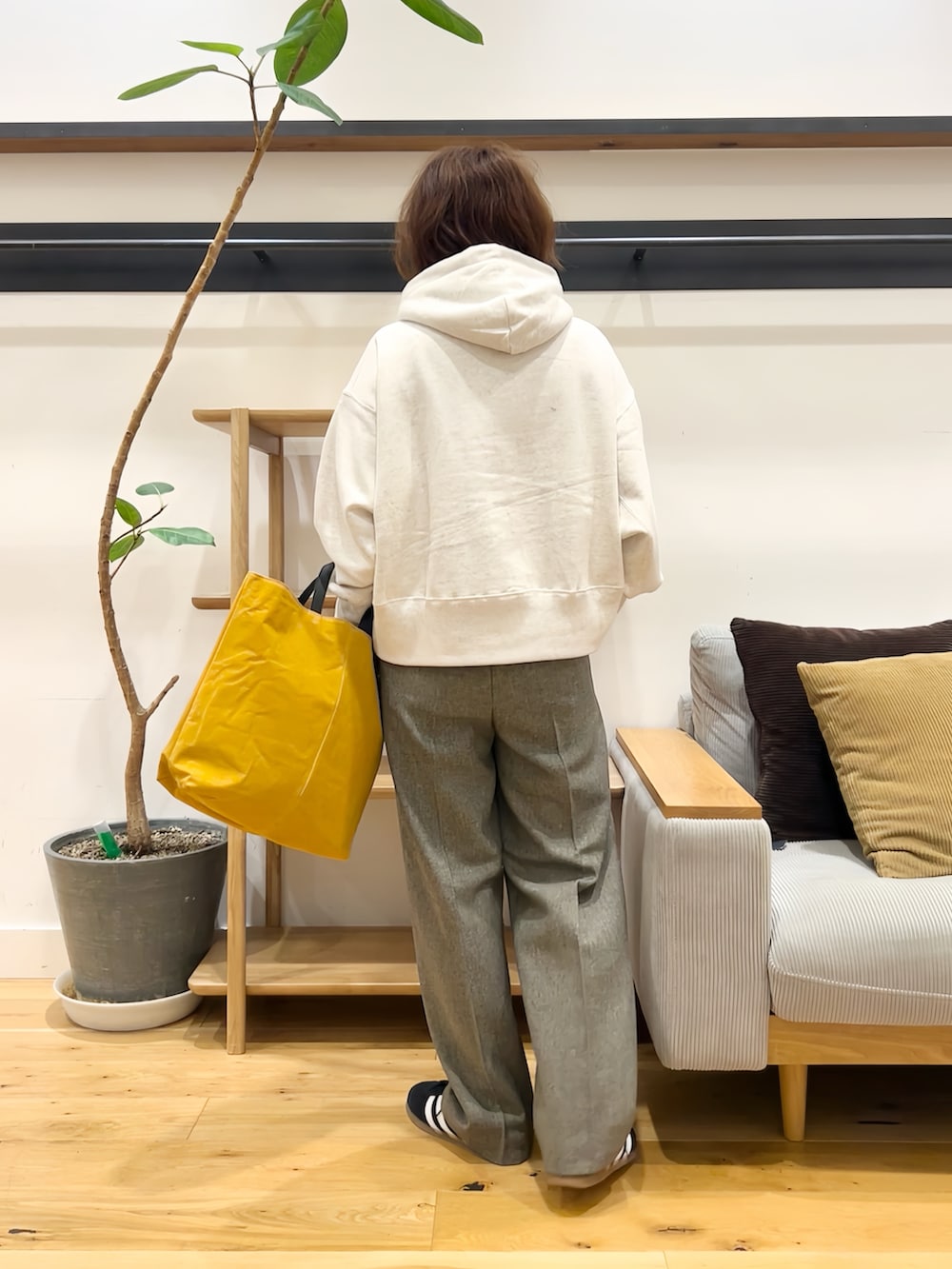 ベージュ系のパーカー、グレー系のその他パンツ、ブラック系のスニーカーを着用したレディースの秋コーディネートの3枚目の写真