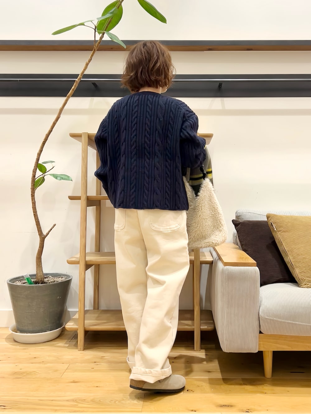 ブルー系のニット/セーター、ホワイト系のその他パンツ、ホワイト系のトートバッグを着用したレディースの秋コーディネートの3枚目の写真