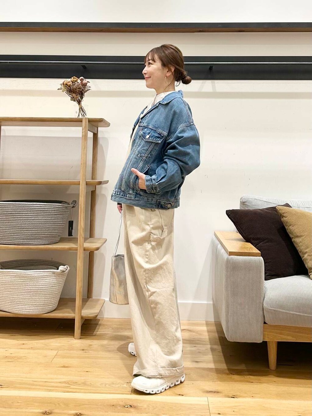 「doors、低身長コーデ、40代、骨格ストレート、イエベ春、ストレート×イエベ春、ストレート×イエベ、私の推しデニムスタイル、新作スニーカーコーデ」｜「RODE SKOのメタリックバケットバッグ（ハンドバッグ、シルバー系）」を使った、+++ゆき+++さん（レディース・151cm）の冬コーディネートの5枚目の写真