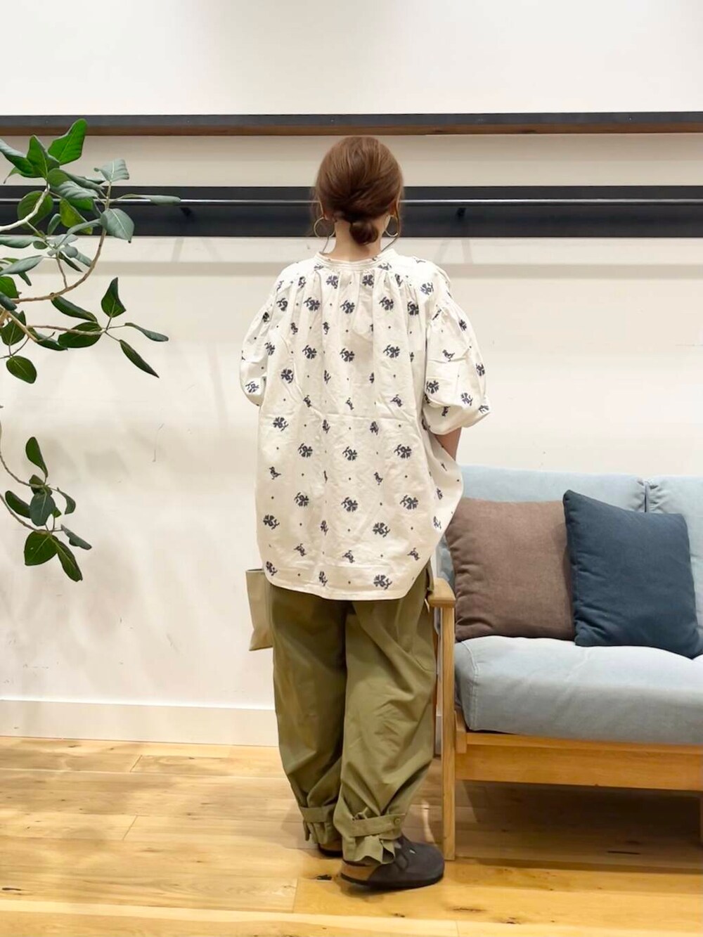 ベージュ系のショルダーバッグ、グリーン系のその他パンツ、ブラック系のサンダルを着用したレディースの秋コーディネートの4枚目の写真