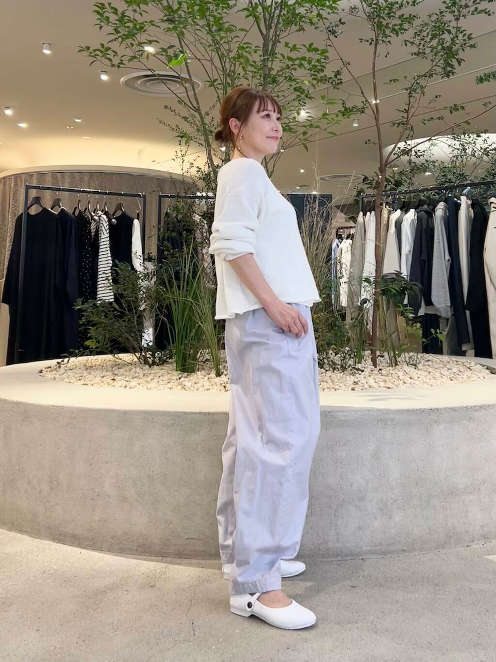 ホワイト系のタンクトップ、ホワイト系のニット/セーター、パープル系のその他パンツを着用したレディースの春コーディネートの2枚目の写真