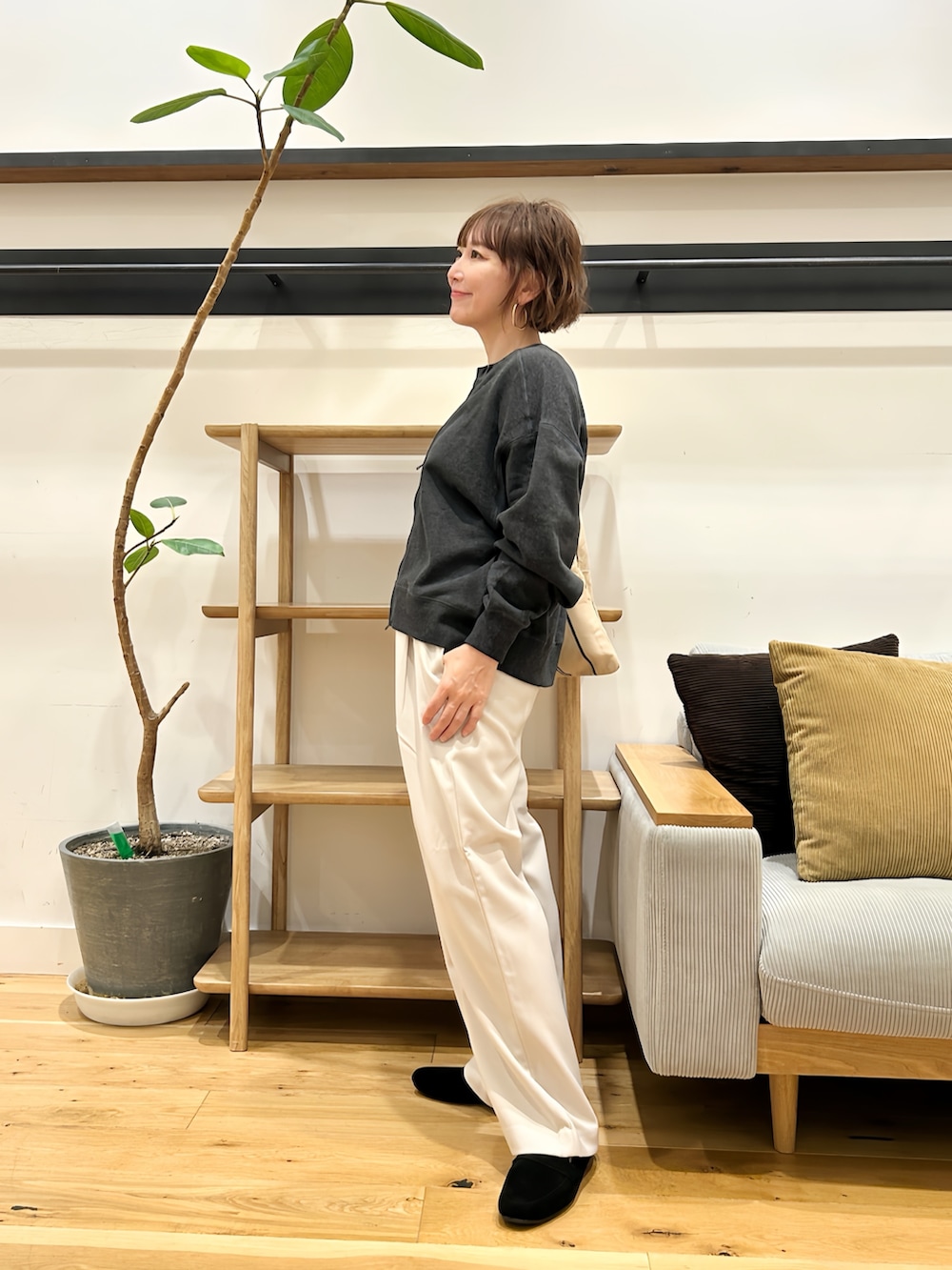 グレー系のカーディガン/ボレロ、グレー系のその他パンツ、ベージュ系のトートバッグを着用したレディースの秋コーディネートの5枚目の写真