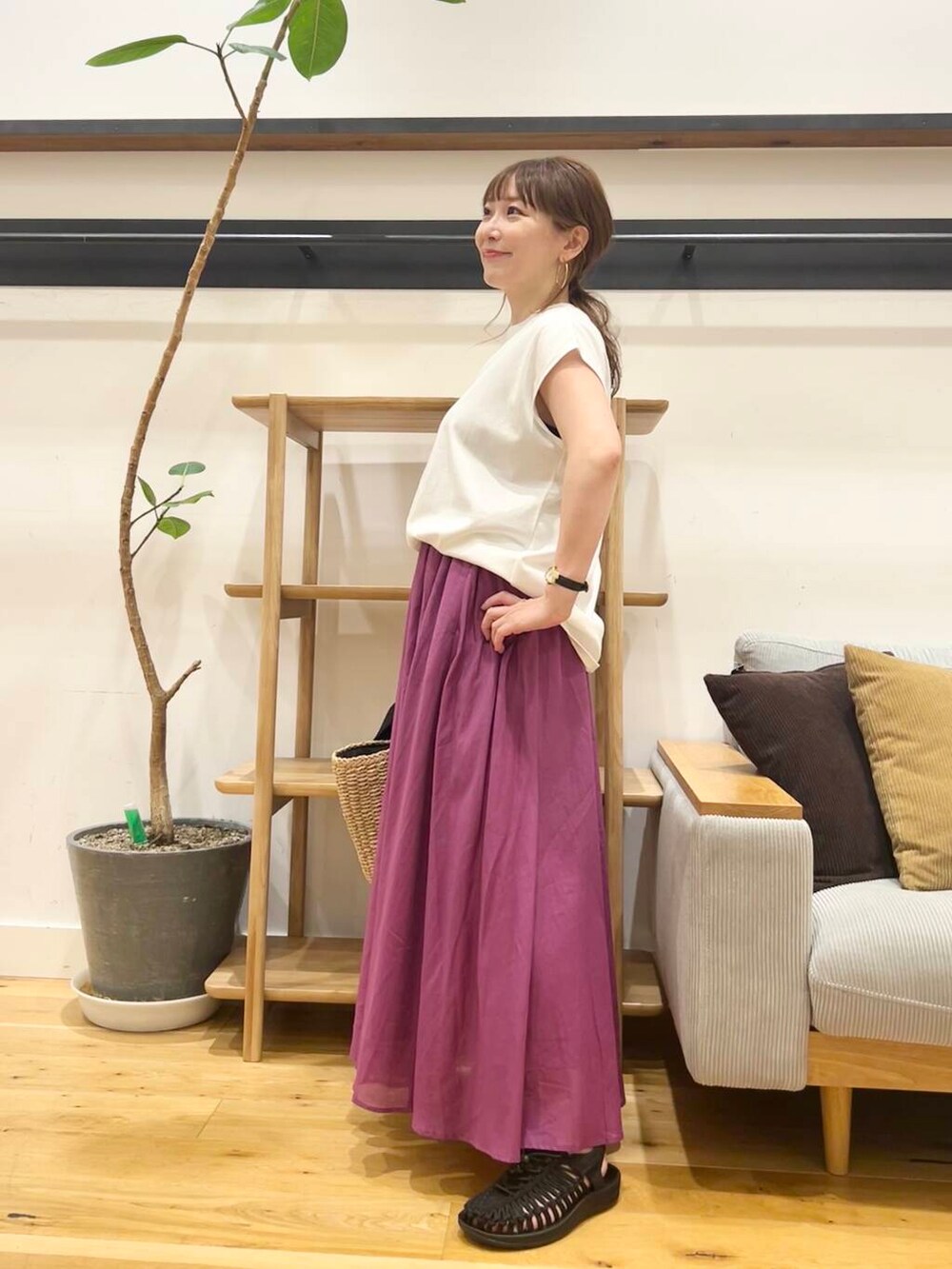 「doors、低身長コーデ、40代、骨格ストレート、イエベ春、ストレート×イエベ春、ストレート×イエベ、一枚で決まるtシャツ、カジュアル派のtシャツコーデ、私が選ぶセールアイテム25ss」｜「RODE SKOのナチュラルカゴバッグ（ハンドバッグ、ベージュ系）」を使った、+++ゆき+++さん（レディース・151cm）の夏コーディネートの2枚目の写真