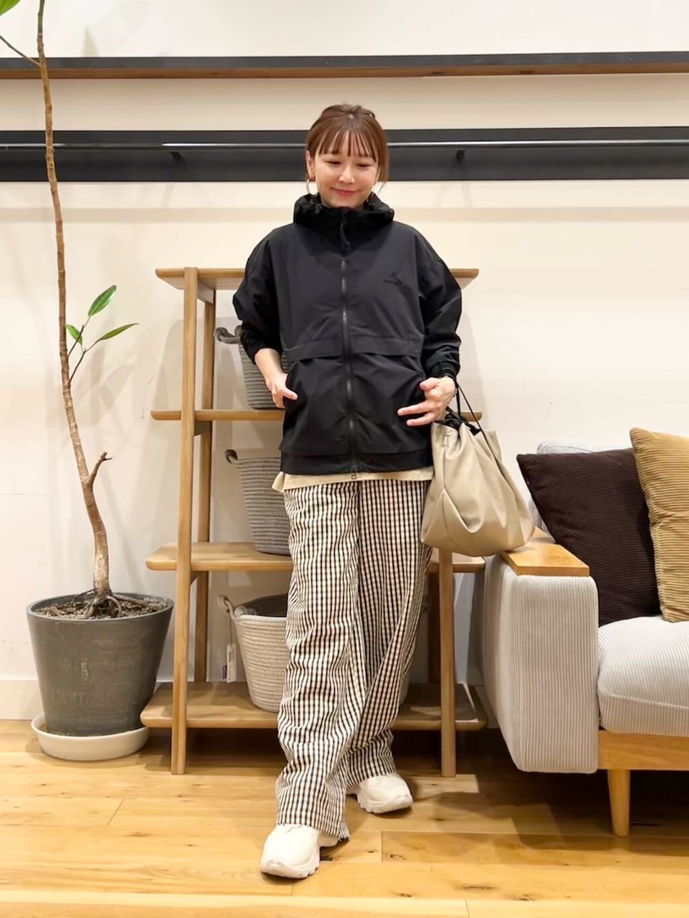 「doors、低身長コーデ、40代、春カラーコーデ、骨格ストレート、イエベ春、ストレート×イエベ春、ストレート×イエベ、春のジャケットスタイル」｜「URBAN RESEARCH DOORSのチェックギャザーイージーパンツ（その他パンツ、ベージュ系）」を使った、+++ゆき+++さん（レディース・151cm）の春コーディネートの2枚目の写真