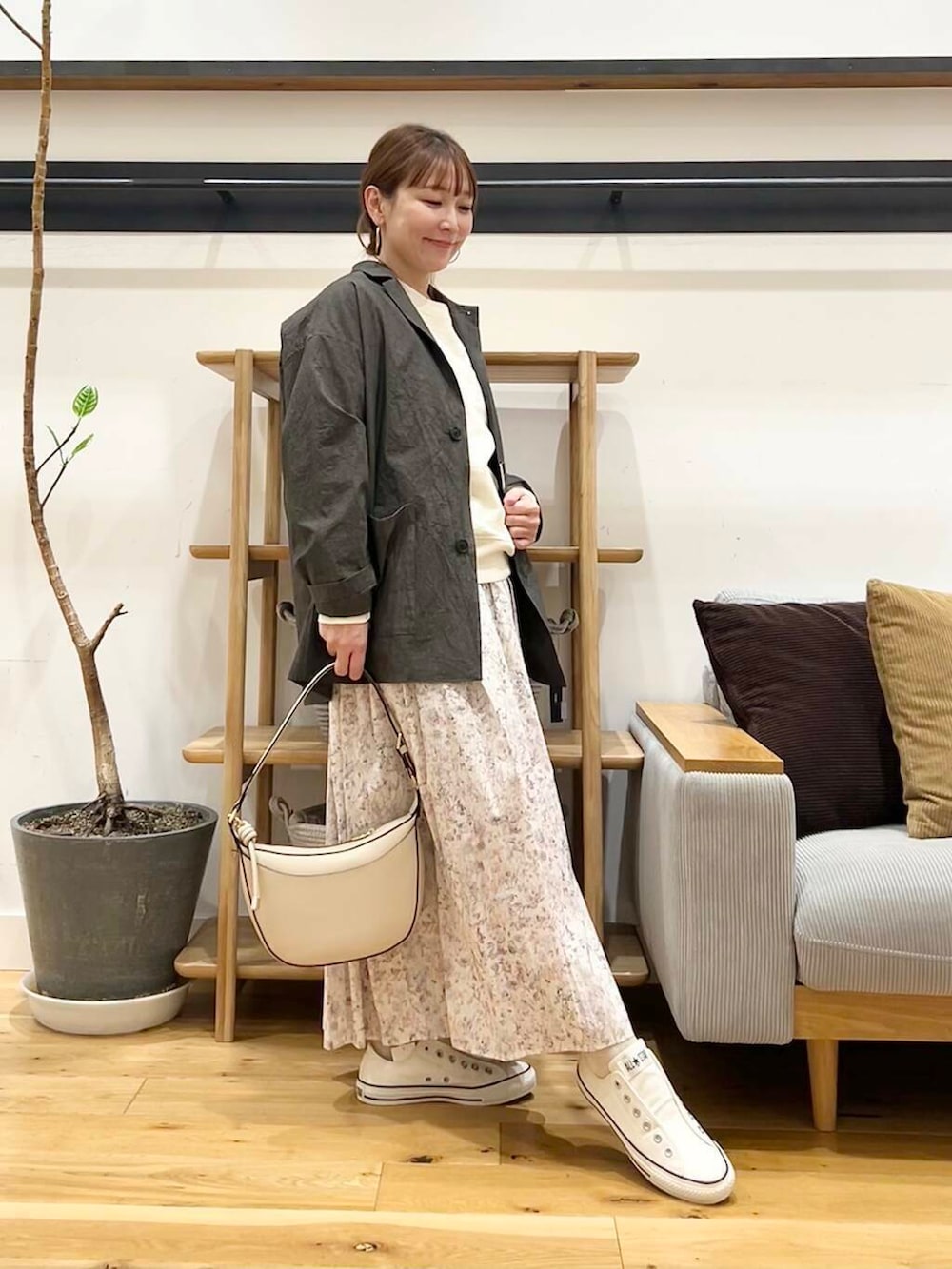 「doors、低身長コーデ、40代、春カラーコーデ、骨格ストレート、イエベ春、ストレート×イエベ春、ストレート×イエベ」｜「FORK&SPOONのFORK&SPOON　スーピマコットン混反毛クルーネックスウェット（スウェット、ホワイト系）」を使った、+++ゆき+++さん（レディース・151cm）の春コーディネートの6枚目の写真