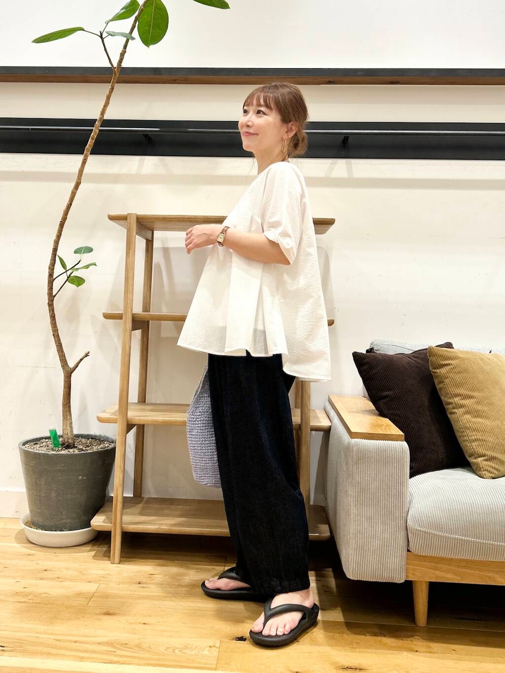「doors、低身長コーデ、40代、骨格ストレート、イエベ春、ストレート×イエベ春、ストレート×イエベ、洒落見えイージーパンツ×サンダル、私が選ぶセールアイテム25ss」｜「RODE SKOのコマ編みペーパートートバッグ（トートバッグ、ブルー系）」を使った、+++ゆき+++さん（レディース・151cm）の夏コーディネートの2枚目の写真