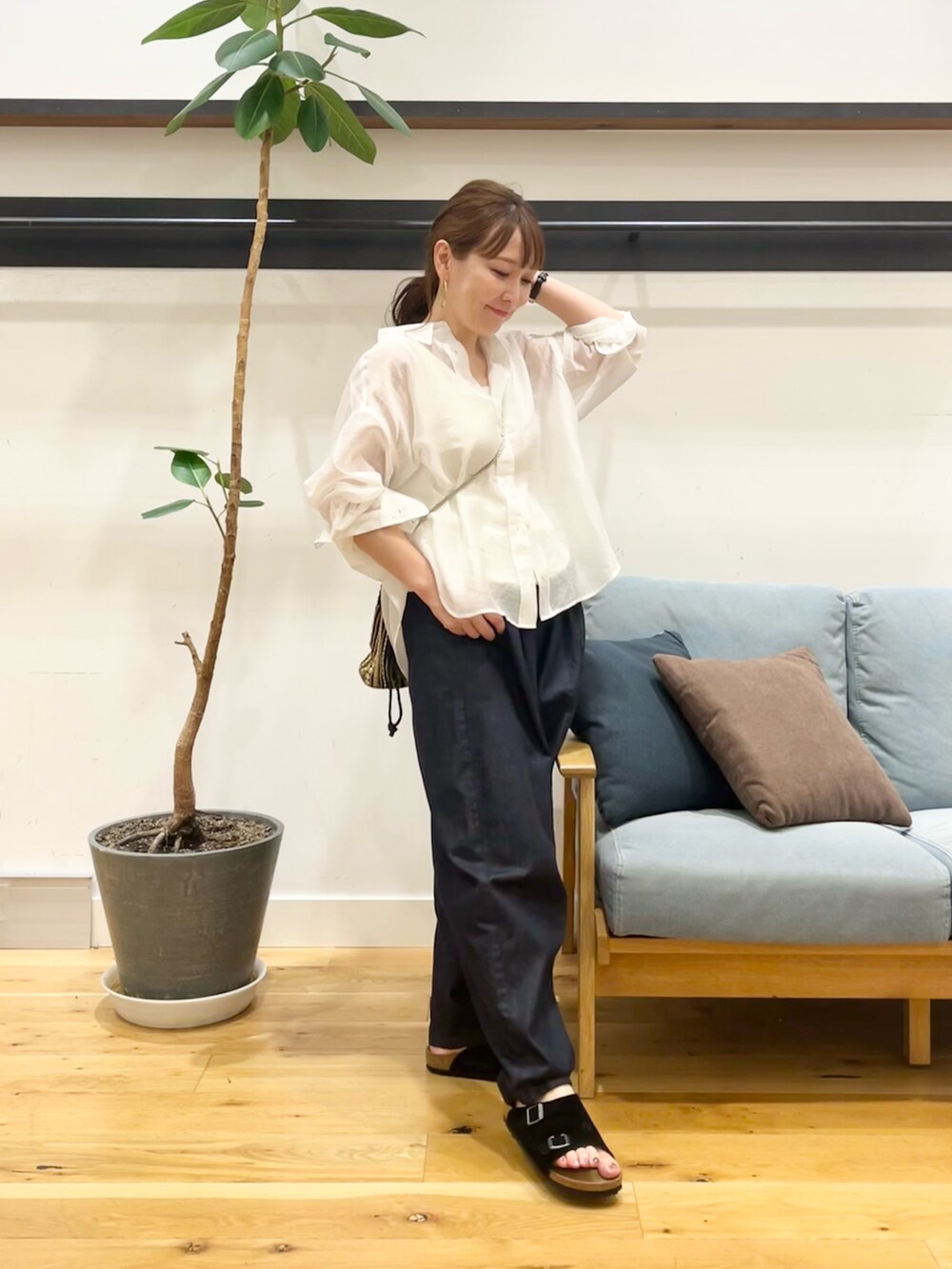 ホワイト系のシャツ/ブラウス、ブルー系のデニムパンツ、ブラック系のサンダルを着用したレディースの夏コーディネートの2枚目の写真