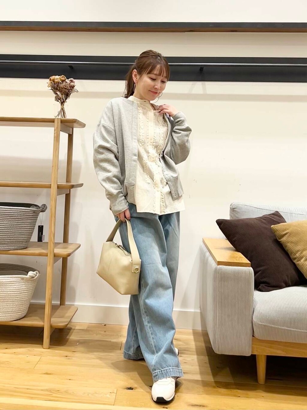 ホワイト系のシャツ/ブラウス、ブルー系のデニムパンツ、グレー系のカーディガン/ボレロを着用したレディースの冬コーディネートの6枚目の写真