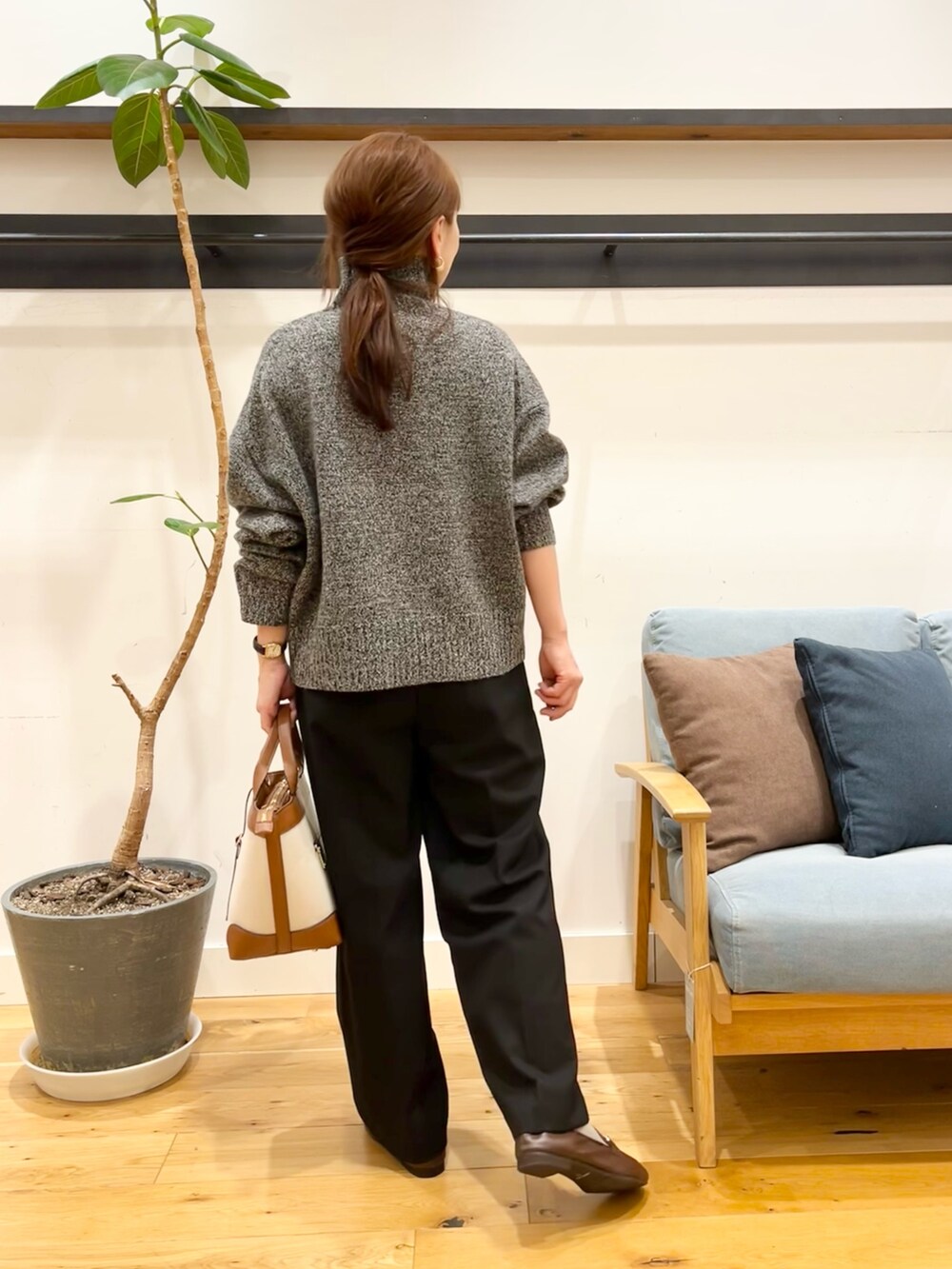 グレー系のニット/セーター、ブラック系のその他パンツ、ブラウン系のローファーを着用したレディースの冬コーディネートの3枚目の写真