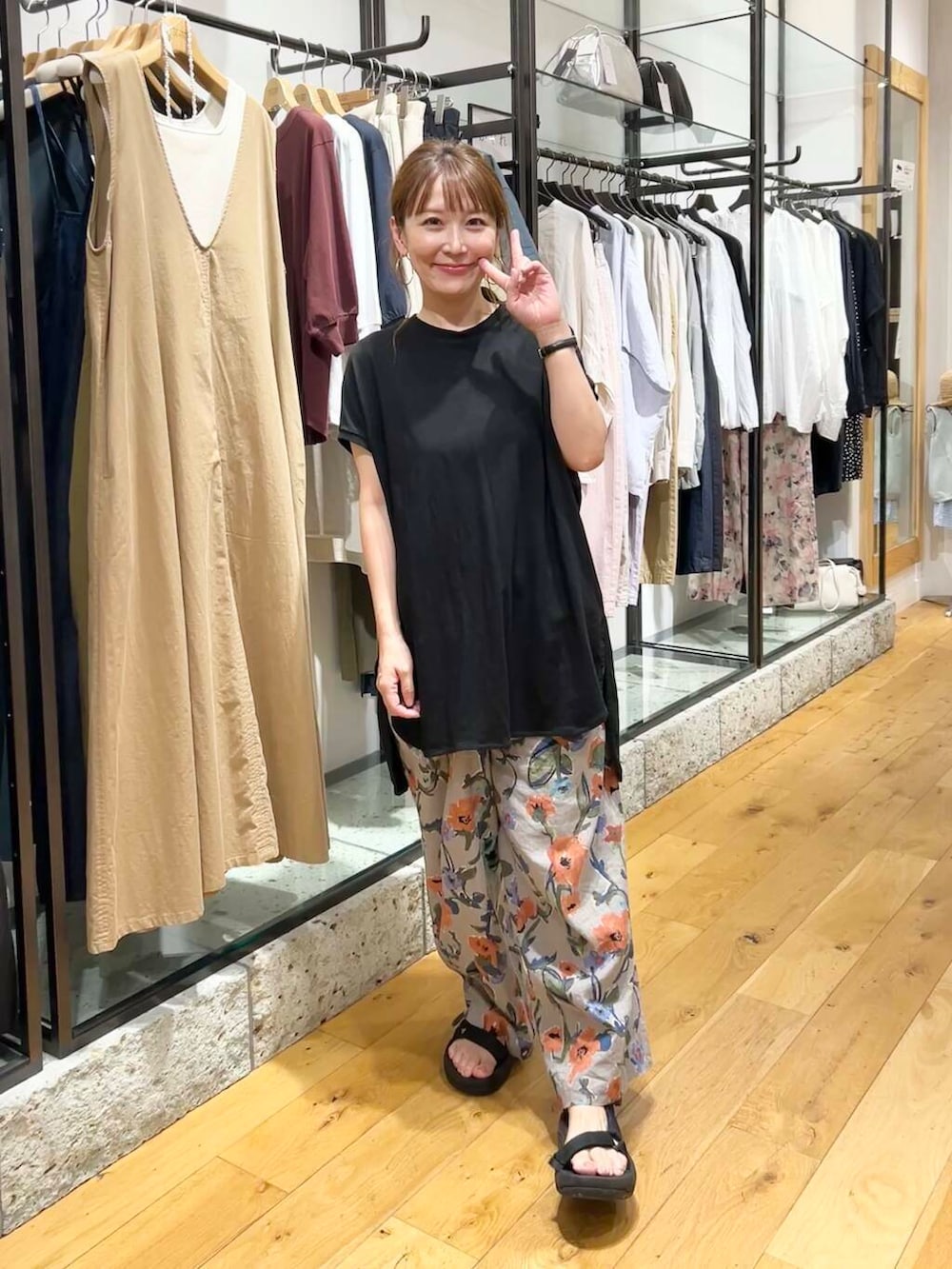 「doors、低身長コーデ、40代、骨格ストレート、イエベ春、ストレート×イエベ春、ストレート×イエベ、カジュアル派のtシャツコーデ、私が選ぶセールアイテム25ss」｜「EKALのドルマンスリーブカットソー（Tシャツ/カットソー、ブラック系）」を使った、+++ゆき+++さん（レディース・151cm）の夏コーディネートの2枚目の写真