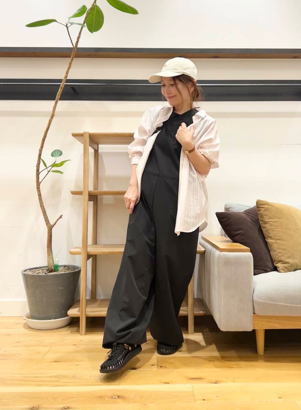 「doors、低身長コーデ、サンダルコーデ、40代、骨格ストレート、イエベ春、ストレート×イエベ春、ストレート×イエベ、トレンドシャツ」｜「EKALのTINY GARDEN PRODUCTS　ストロール2WAYバッグ（ショルダーバッグ、ブラック系）」を使った、+++ゆき+++さん（レディース・151cm）の春コーディネートの5枚目の写真